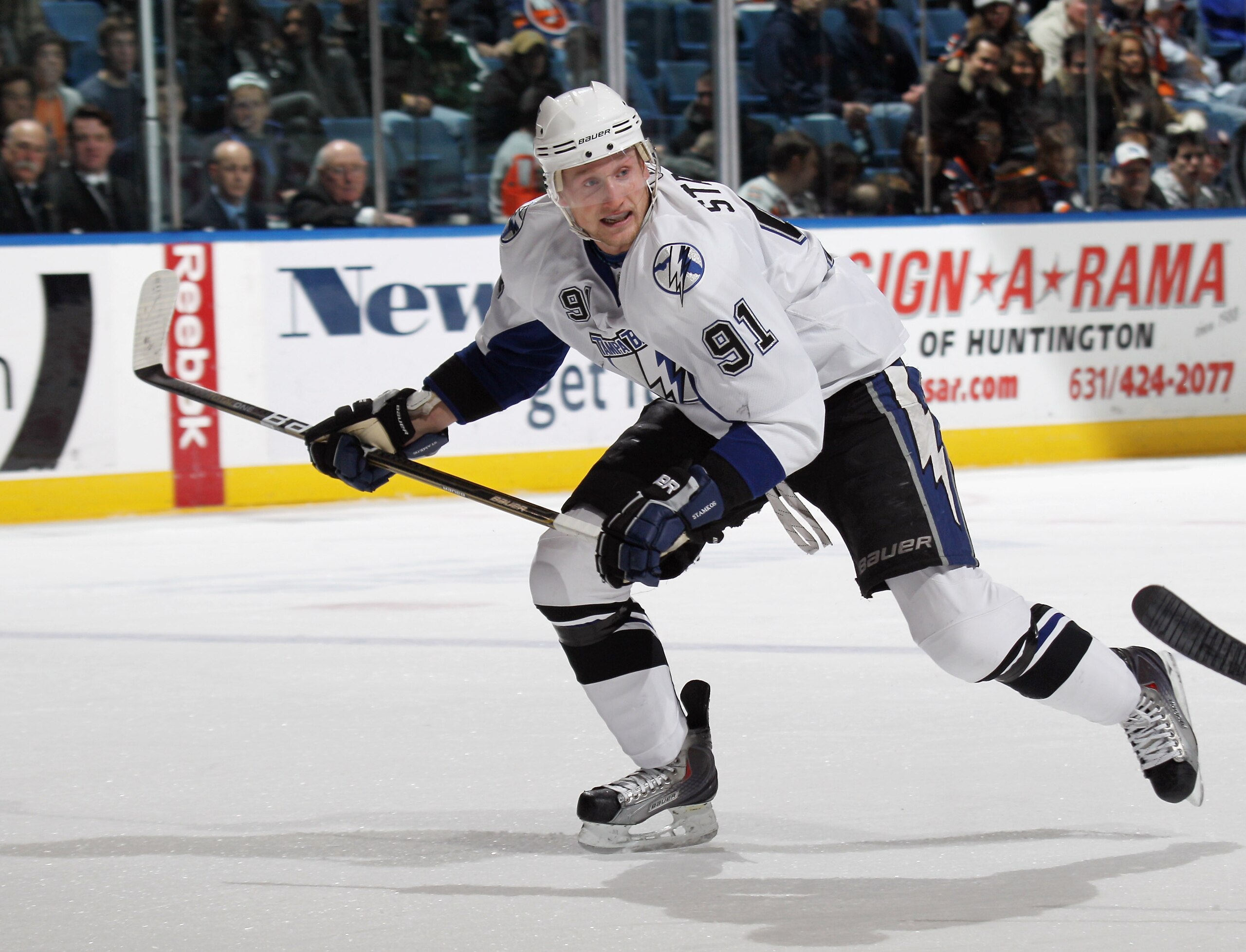 UNIONDALE, NY - DECEMBER 22:  Steven Stamkos #91 of the Tampa Bay Lightning skates against the New York Islanders at the Nassau Coliseum on December 22, 2010 in Uniondale, New York.  (Photo by Bruce Bennett/Getty Images)