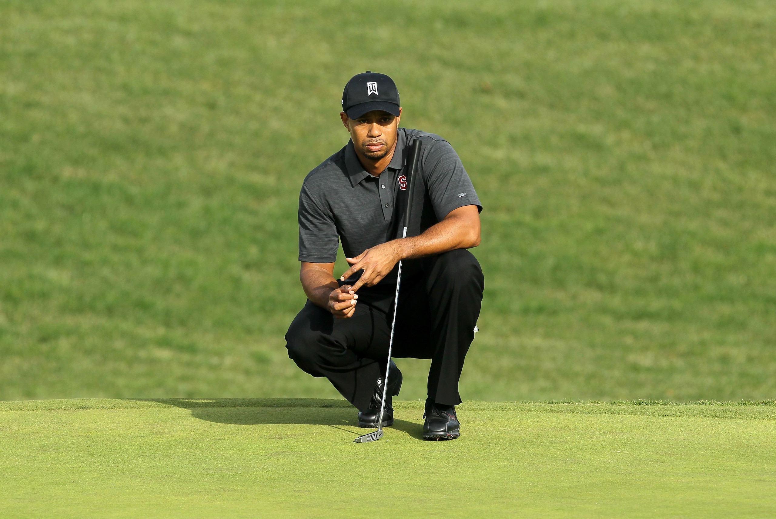 THOUSAND OAKS, CA - DECEMBER 3:  Tiger Woods surveys his putt on the 10th hole during round two of the Chevron World Challenge at Sherwood Country Club on December 3, 2010 in Thousand Oaks, California.  (Stephen Dunn/Getty Images)