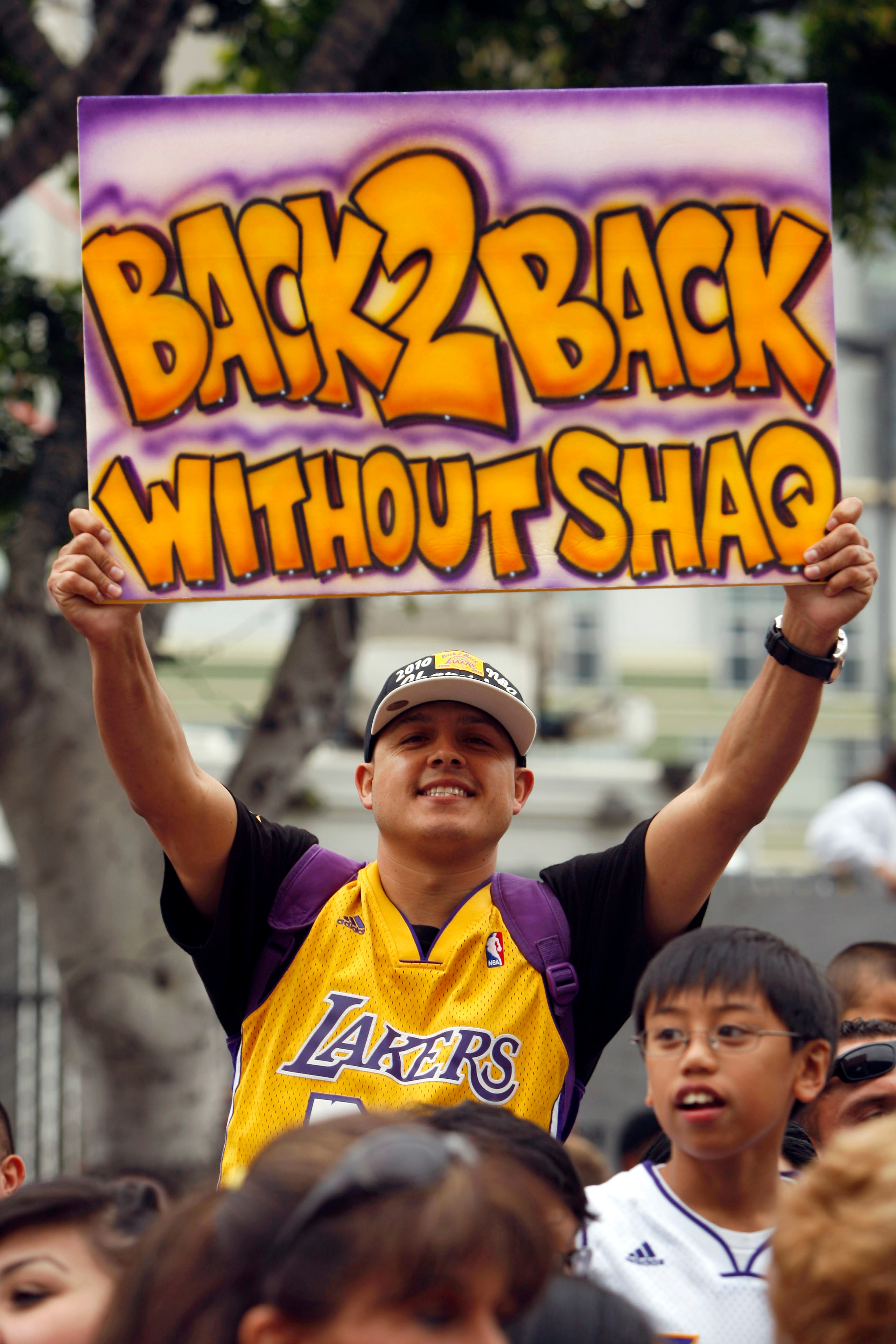 LOS ANGELES, CA - JUNE 21:  Fans cheer for the Los Angeles Lakers during their victory parade for the the NBA basketball champion team on June 21, 2010 in Los Angeles, California. The Lakers beat the Boston Celtics 87-79 in 7 games for the franchise's 16