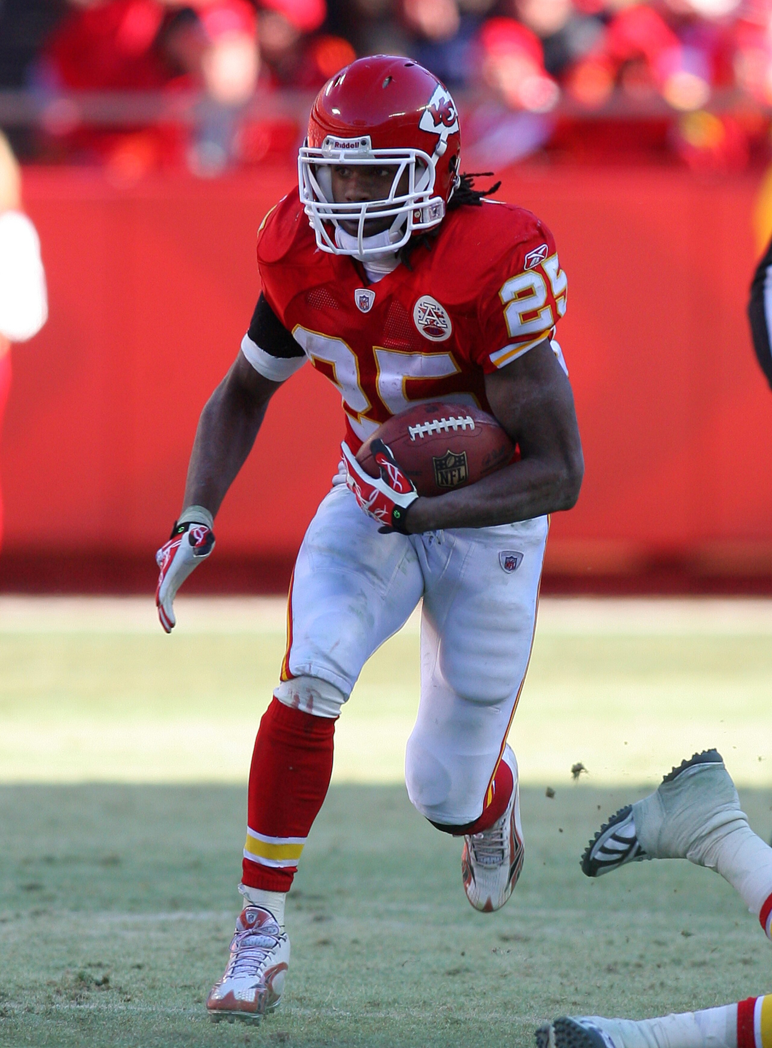 KANSAS CITY, MO - JANUARY 02:  Running back Jamaal Charles #25 of the Kansas City Chiefs runs down field in a game against the Oakland Raiders at Arrowhead Stadium on January 2, 2011 in Kansas City, Missouri.  (Photo by Tim Umphrey/Getty Images)