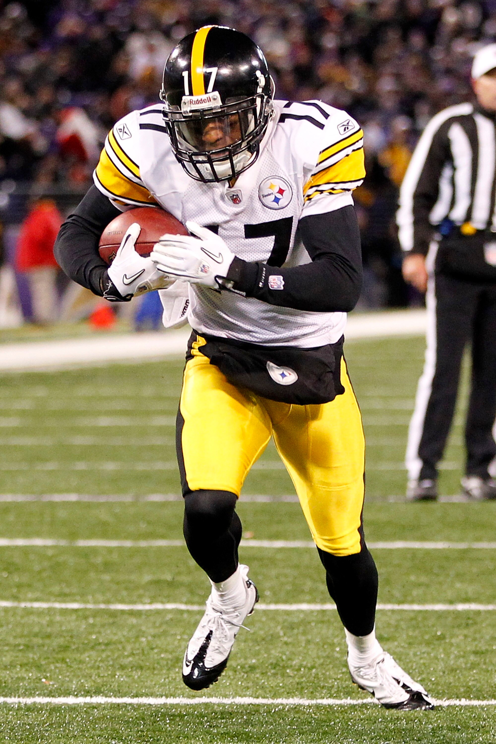 BALTIMORE, MD - DECEMBER 05:  Mike Wallace #17 of the Pittsburgh Steelers runs with the ball against the Baltimore Ravens at M&T Bank Stadium on December 5, 2010 in Baltimore, Maryland.  (Photo by Geoff Burke/Getty Images)