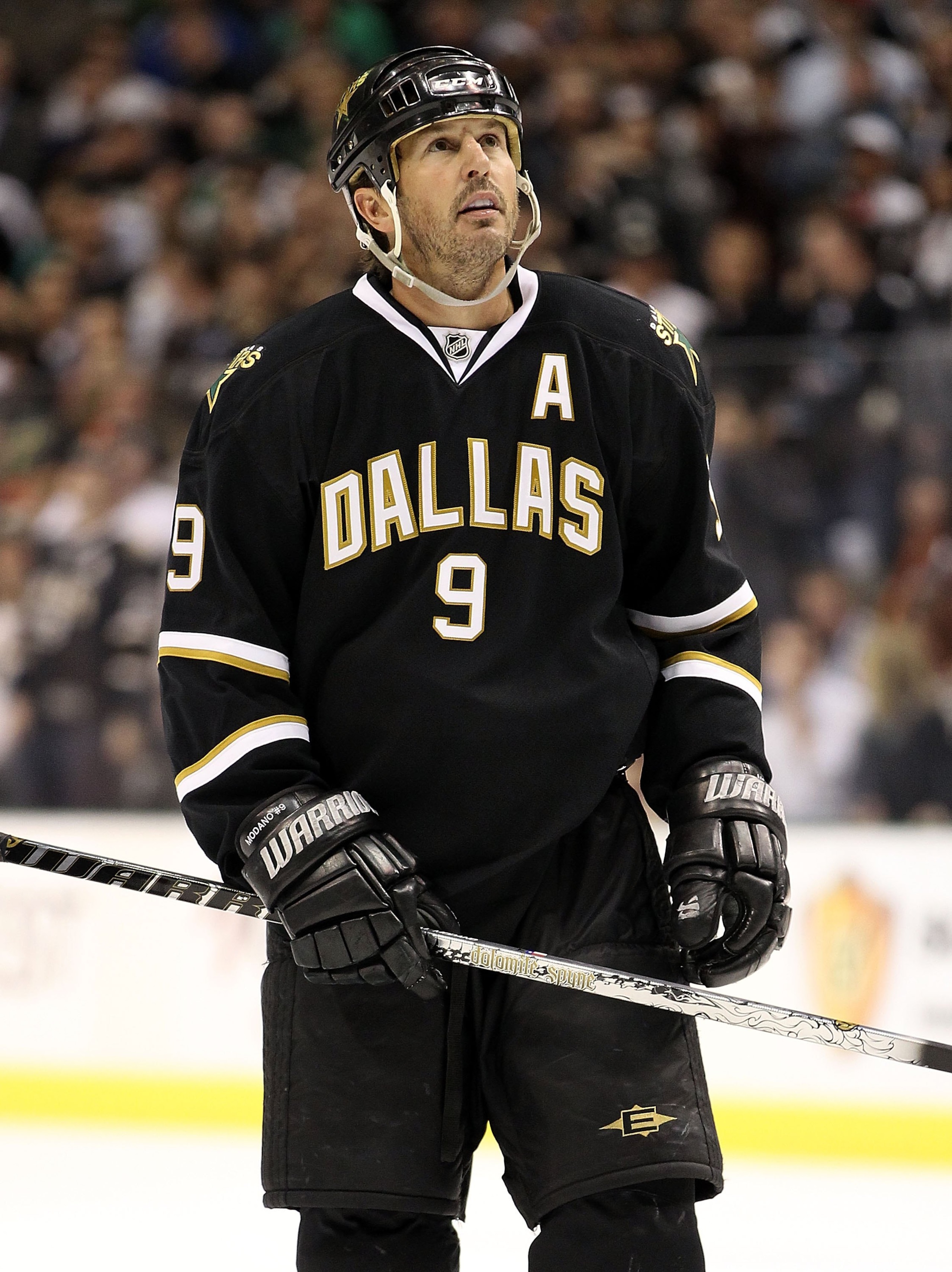 DALLAS - APRIL 08:  Center Mike Modano #9 of the Dallas Stars at American Airlines Center on April 8, 2010 in Dallas, Texas.  (Photo by Ronald Martinez/Getty Images)