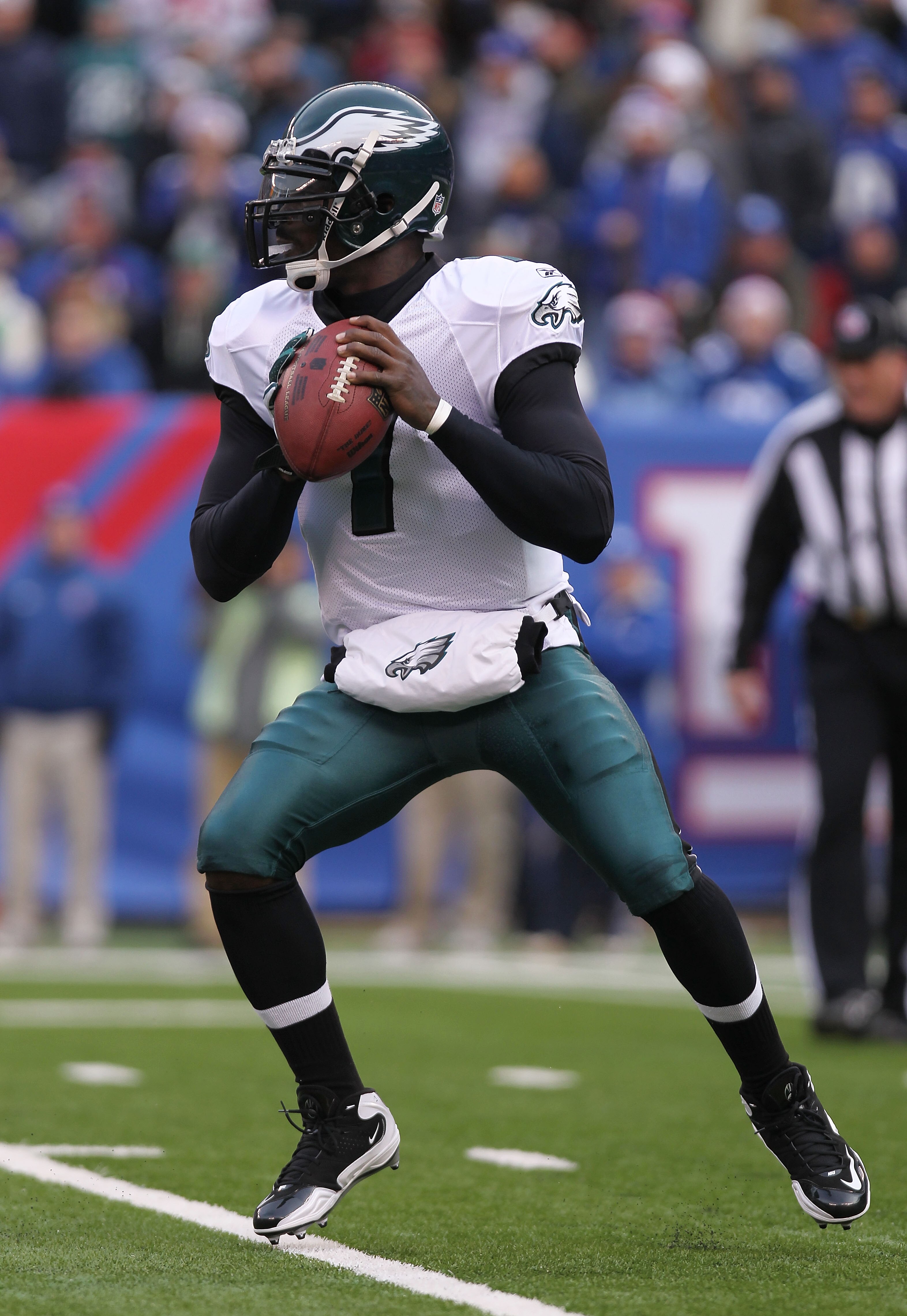 EAST RUTHERFORD, NJ - DECEMBER 19:  Michael Vick #7 of the Philadelphia Eagles against the New York Giants at New Meadowlands Stadium on December 19, 2010 in East Rutherford, New Jersey.  (Photo by Nick Laham/Getty Images)