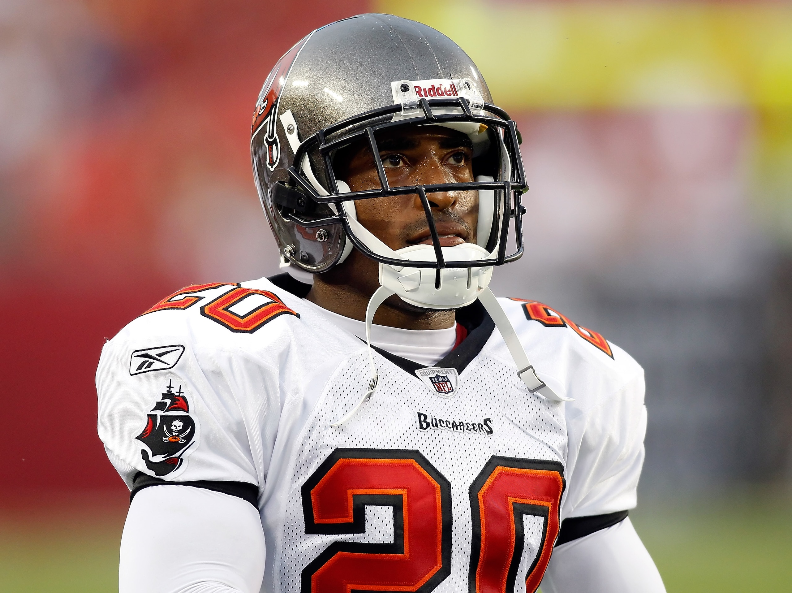TAMPA, FL - AUGUST 21:  Defensive back Ronde Barber #20 of the Tampa Bay Buccaneers looks at the scoreboard against the Kansas City Chiefs during a preseason game at Raymond James Stadium on August 21, 2010 in Tampa, Florida.  (Photo by J. Meric/Getty Ima