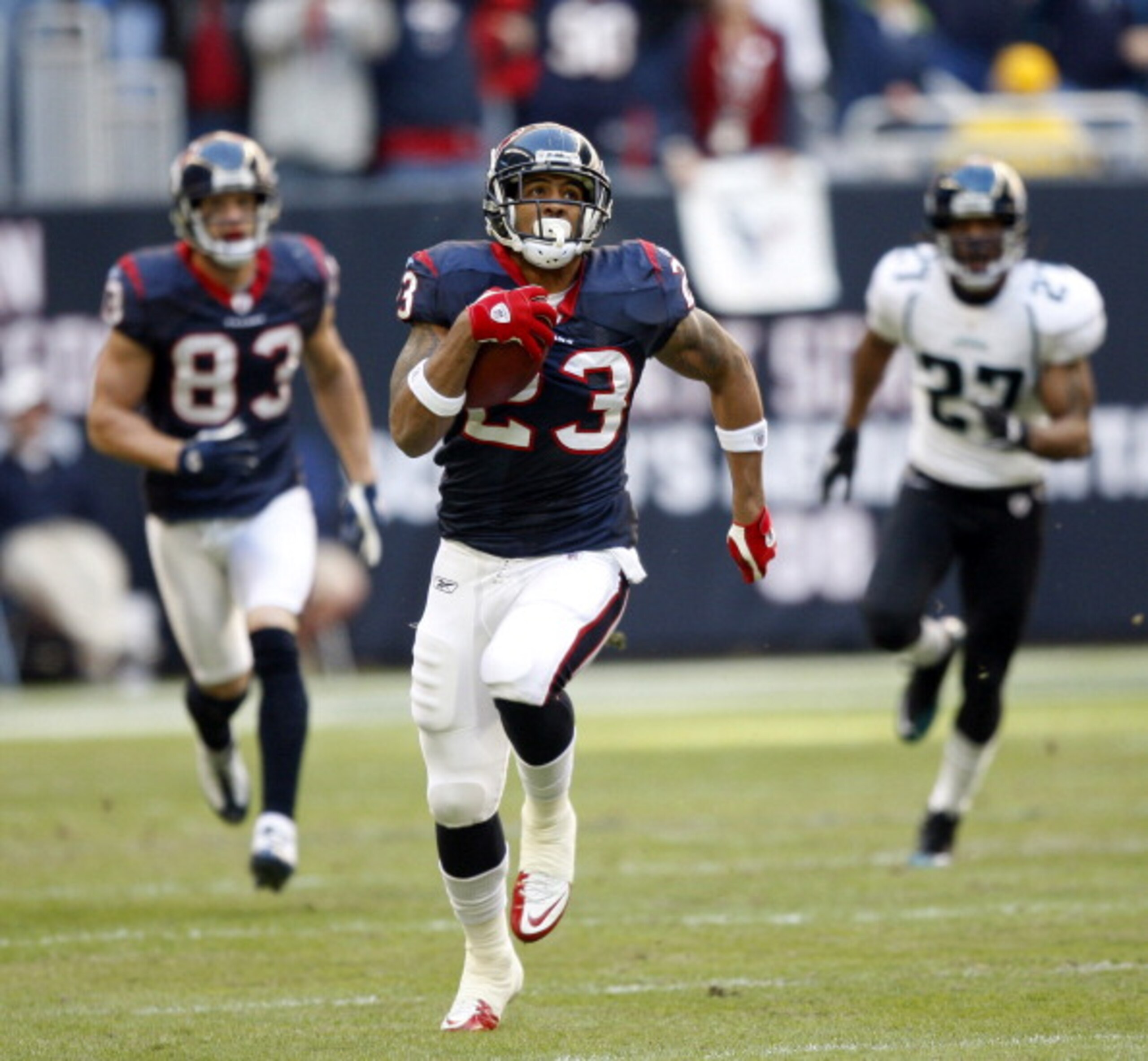 HOUSTON - JANUARY 02: Running back Arian Foster #23 of the Houston Texans rushes for major yards against the Jacksonville Jaguars at Reliant Stadium on January 2, 2011 in Houston, Texas. (Photo by Bob Levey/Getty Images) HOUSTON - JANUARY 02: Running back Arian Foster #23 of the Houston Texans rushes for major yards against the Jacksonville Jaguars at Reliant Stadium on January 2, 2011 in Houston, Texas. (Photo by Bob Levey/Getty Images)