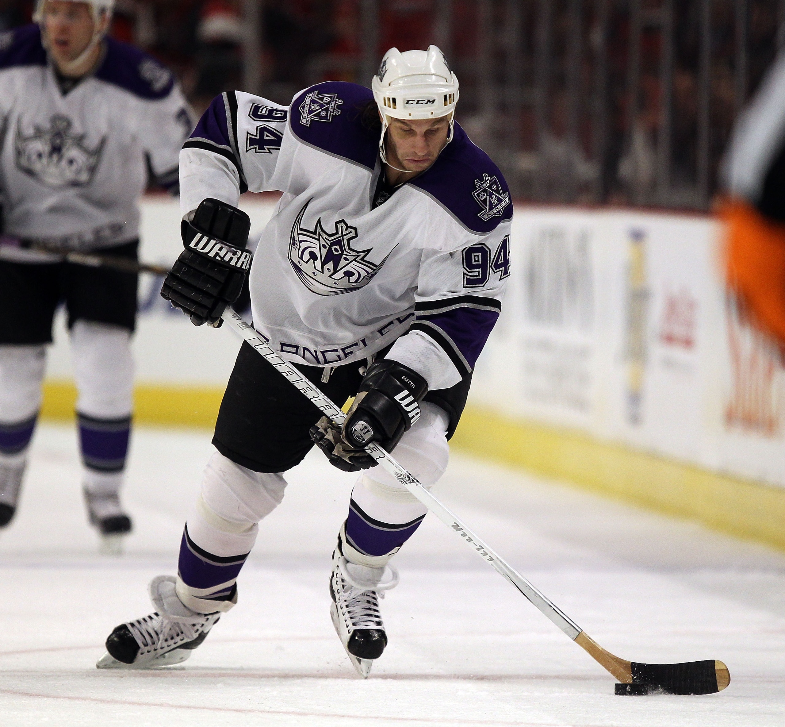 CHICAGO, IL - DECEMBER 19: Ryan Smyth #94 of the Los Angeles Kings skates up the ice against the Chicago Blackhawks at the United Center on December 19, 2010 in Chicago, Illinois. The Blackhawks defeated the Kings 3-2. (Photo by Jonathan Daniel/Getty Imag
