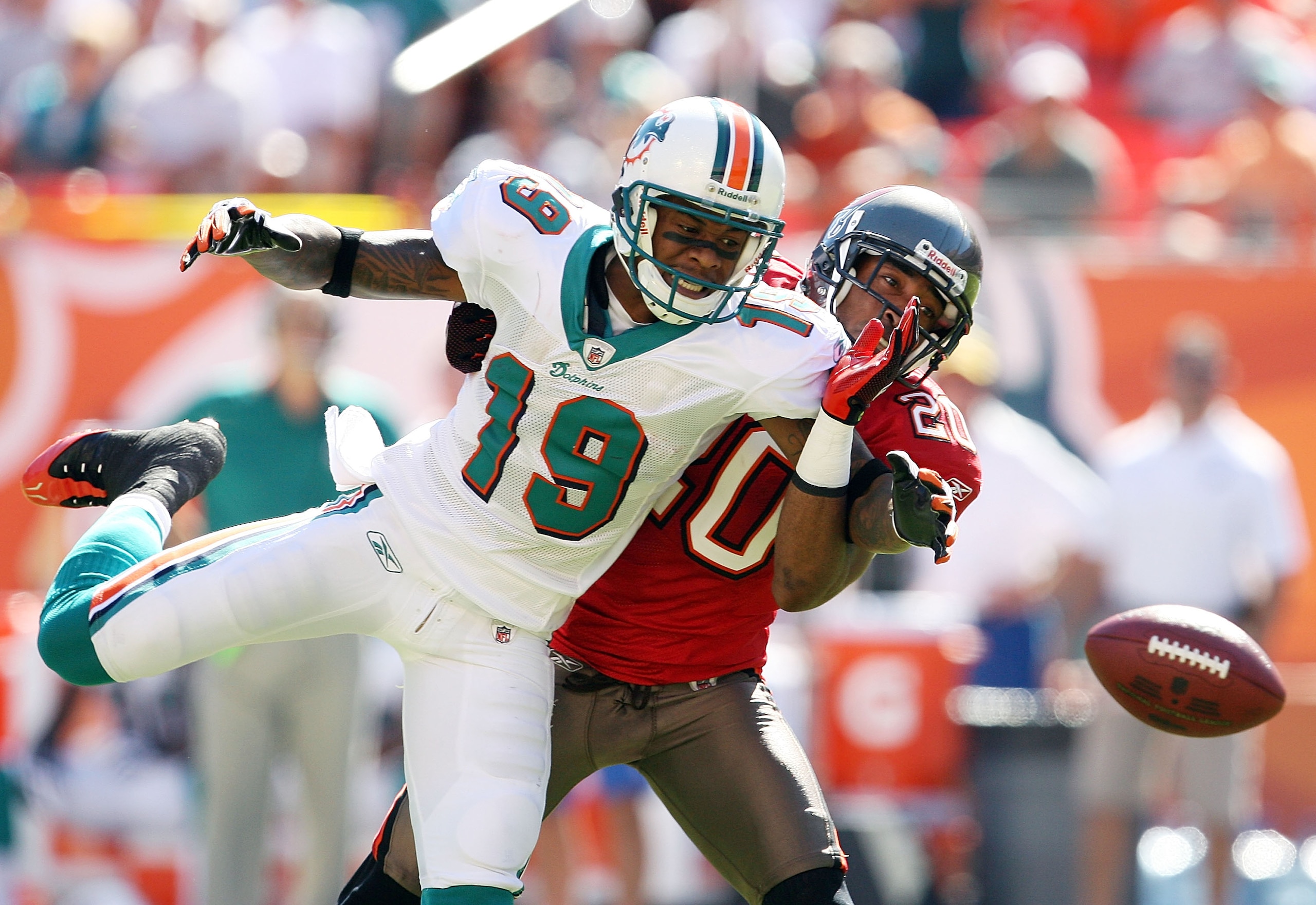 MIAMI GARDENS, FL - NOVEMBER 15:  Cornerback Ronde Barber #20 of the Tampa Bay Buccaneers prevents a reception by wide receiver Ted Ginn Jr. #19 of the Miami Dolphins at Land Shark Stadium on November 15, 2009 in Miami Gardens, Florida.  (Photo by Doug Be