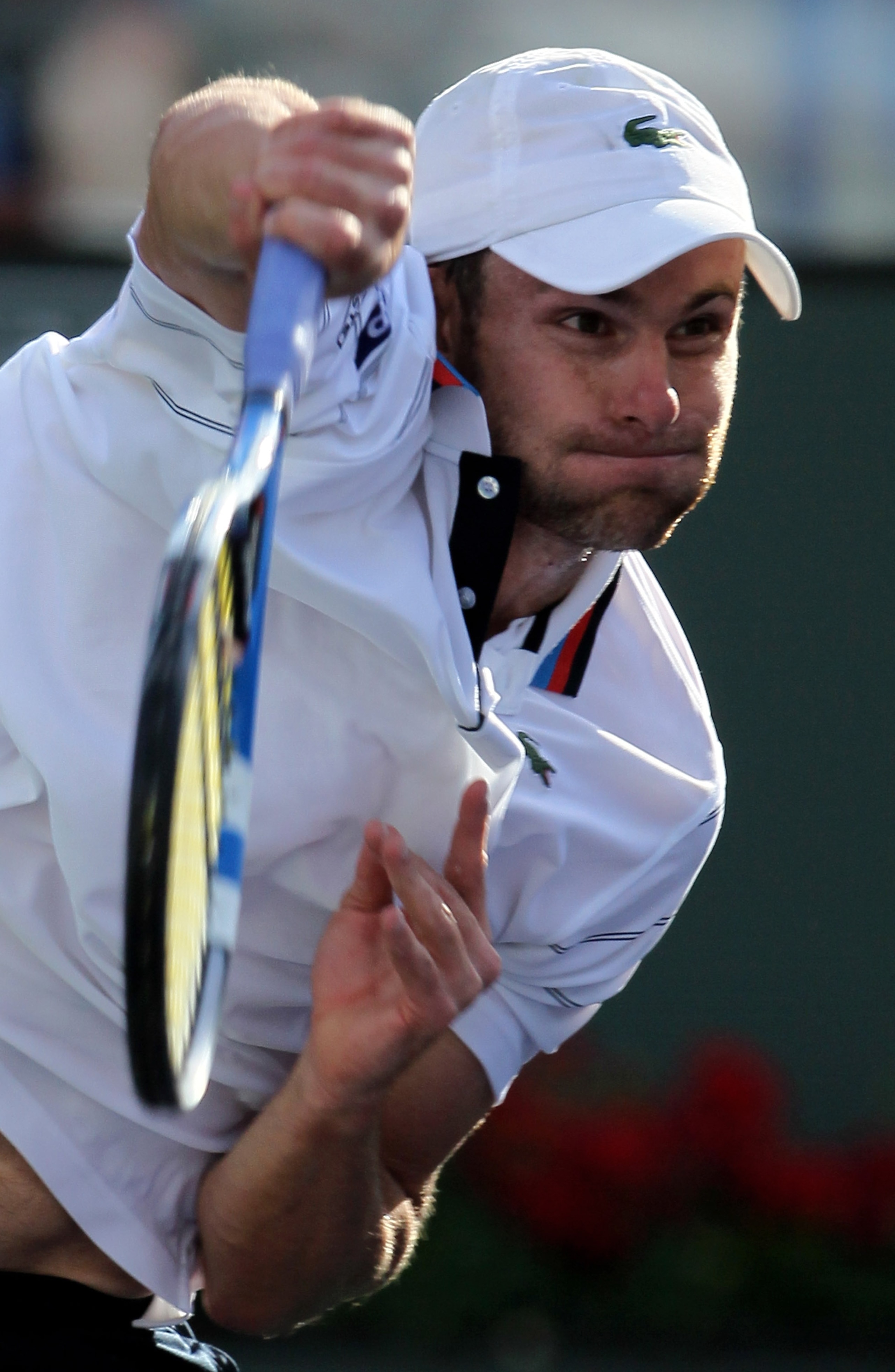 INDIAN WELLS, CA - MARCH 20:  Andy Roddick hits a serve to Robin Soderling of Sweden during the BNP Paribas Open at the Indian Wells Tennis Garden on March 20, 2010 in Indian Wells, California.  (Photo by Jeff Gross/Getty Images)