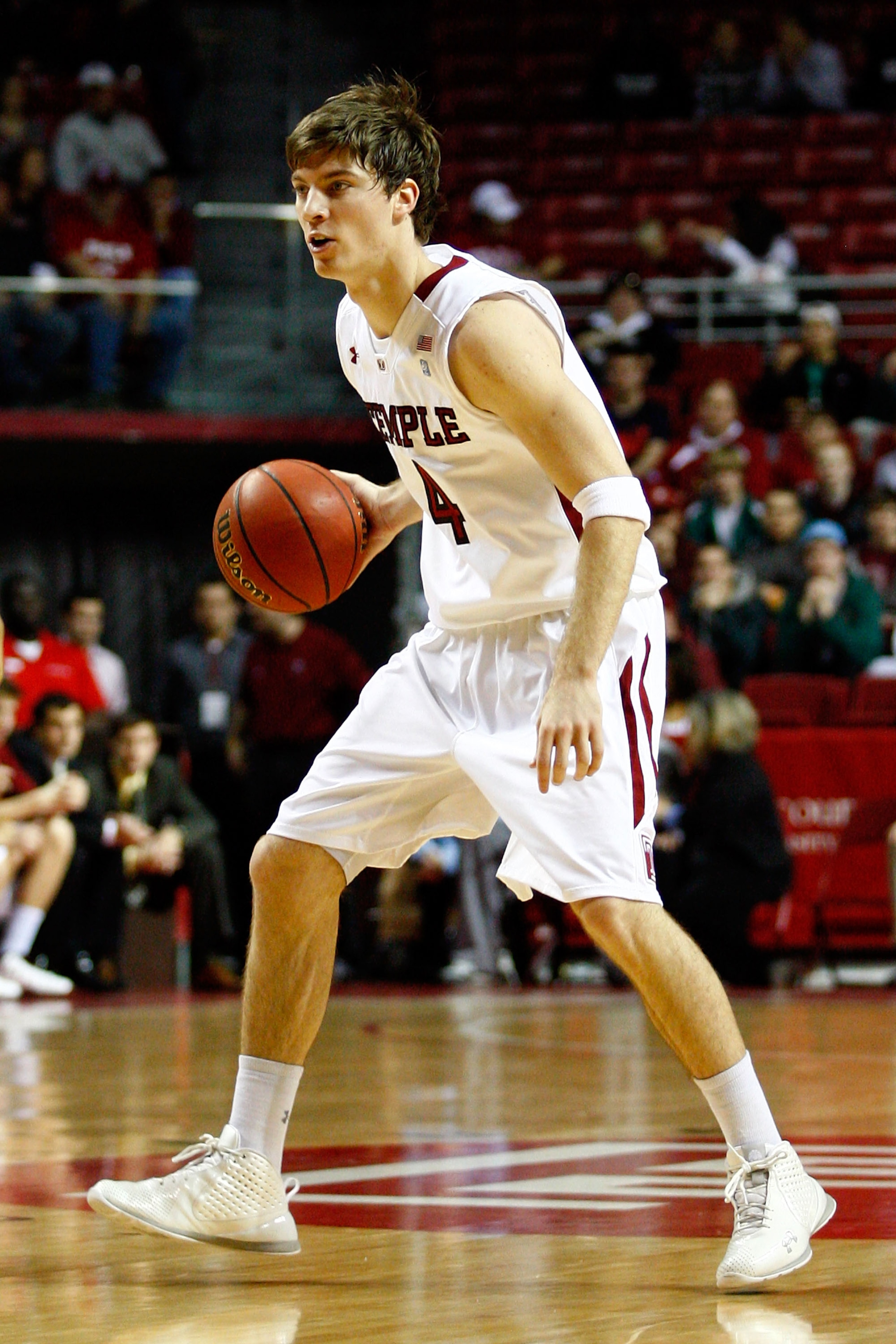PHILADELPHIA, PA - DECEMBER 18:  Juan Fernandez #4 of the Temple Owls runs the offense against the Northern Illinois Huskies at the Liacouras Center on December 18, 2010 in Philadelphia, Pennsylvania.  (Photo by Chris Chambers/Getty Images)
