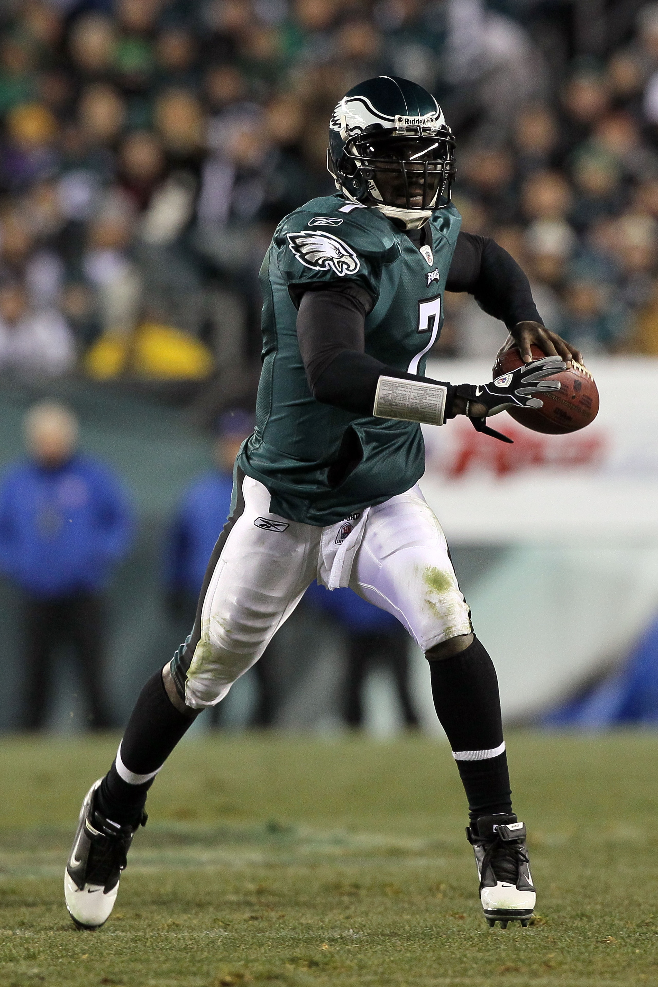 PHILADELPHIA, PA - DECEMBER 28:  Michael Vick #7 of the Philadelphia Eagles in action against the Minnesota Vikings at Lincoln Financial Field on December 26, 2010 in Philadelphia, Pennsylvania.  (Photo by Jim McIsaac/Getty Images)
