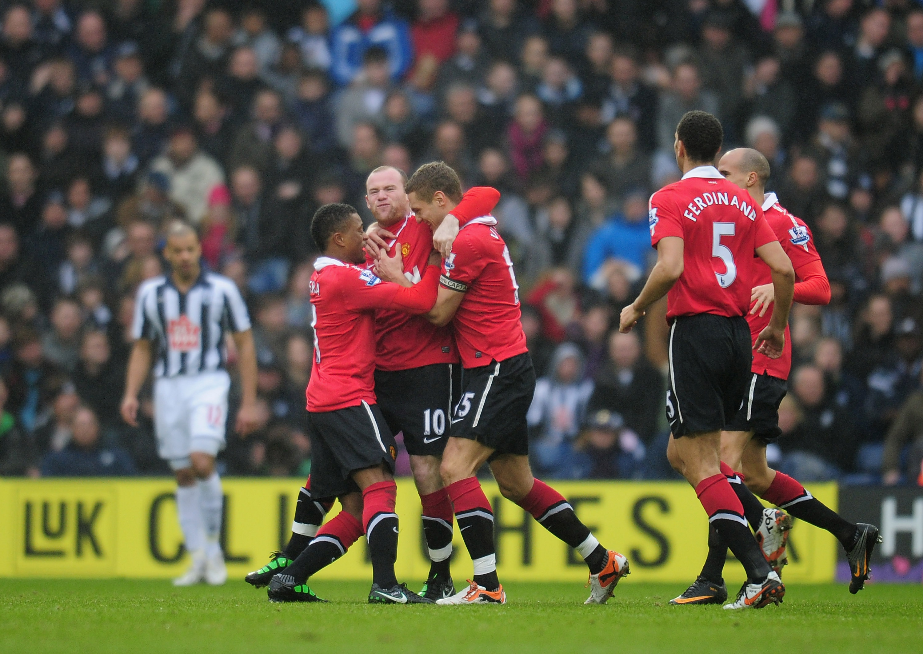 WEST BROMWICH, ENGLAND - JANUARY 01:  Wayne Rooney of Manchester United celebrates with team-mates after scoring during the Barclays Premier League match between West Bromich Albion and Manchester United at The Hawthorns on January 1, 2011 in West Bromwic