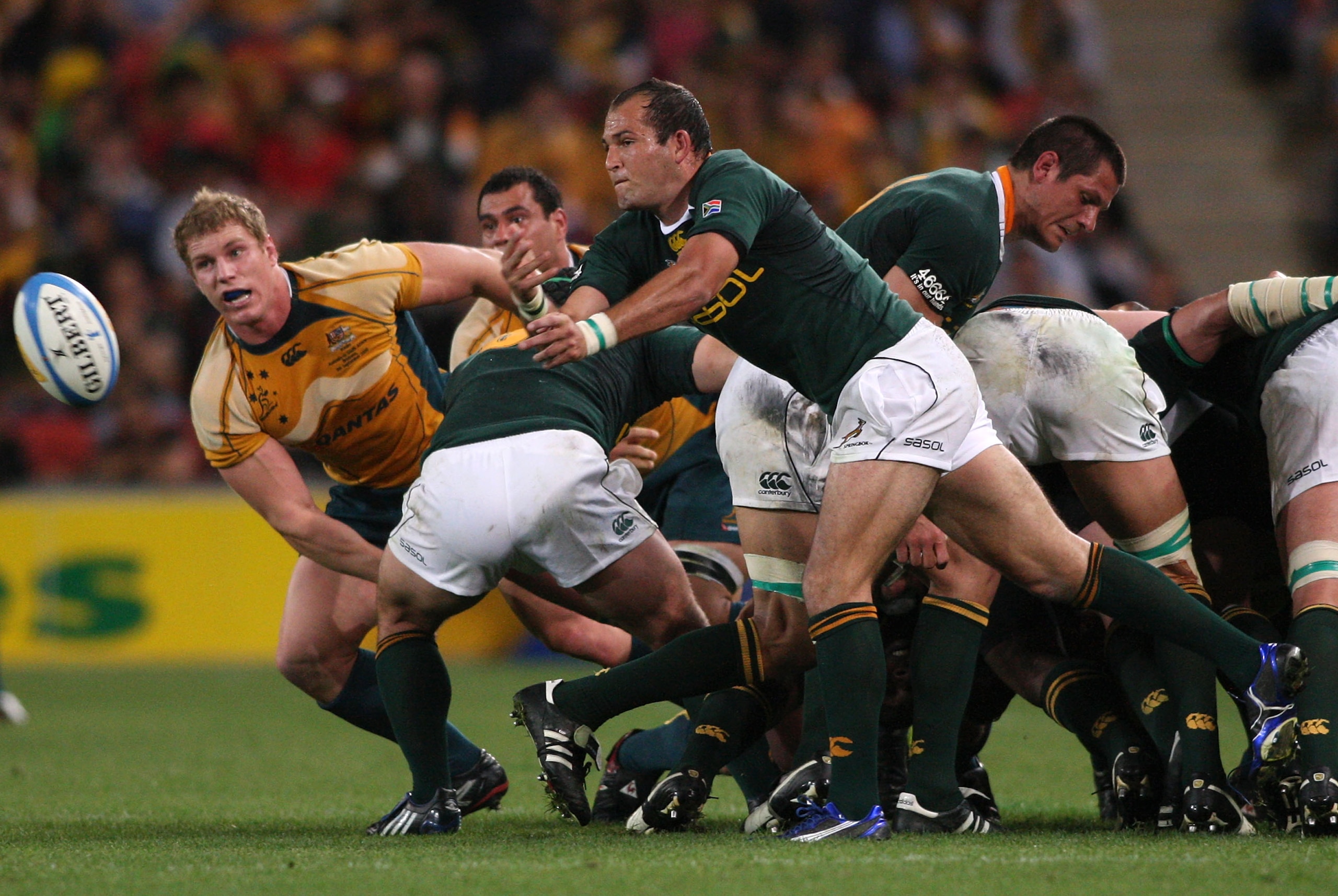 BRISBANE, AUSTRALIA - SEPTEMBER 05: Fourie du Preez passes the ball during the 2009 Tri Nations series match between the Australian Wallabies and the South African Springboks at Suncorp Stadium on September 5, 2009 in Brisbane, Australia. (Photo by Brad BRISBANE, AUSTRALIA - SEPTEMBER 05: Fourie du Preez passes the ball during the 2009 Tri Nations series match between the Australian Wallabies and the South African Springboks at Suncorp Stadium on September 5, 2009 in Brisbane, Australia. (Photo by Brad