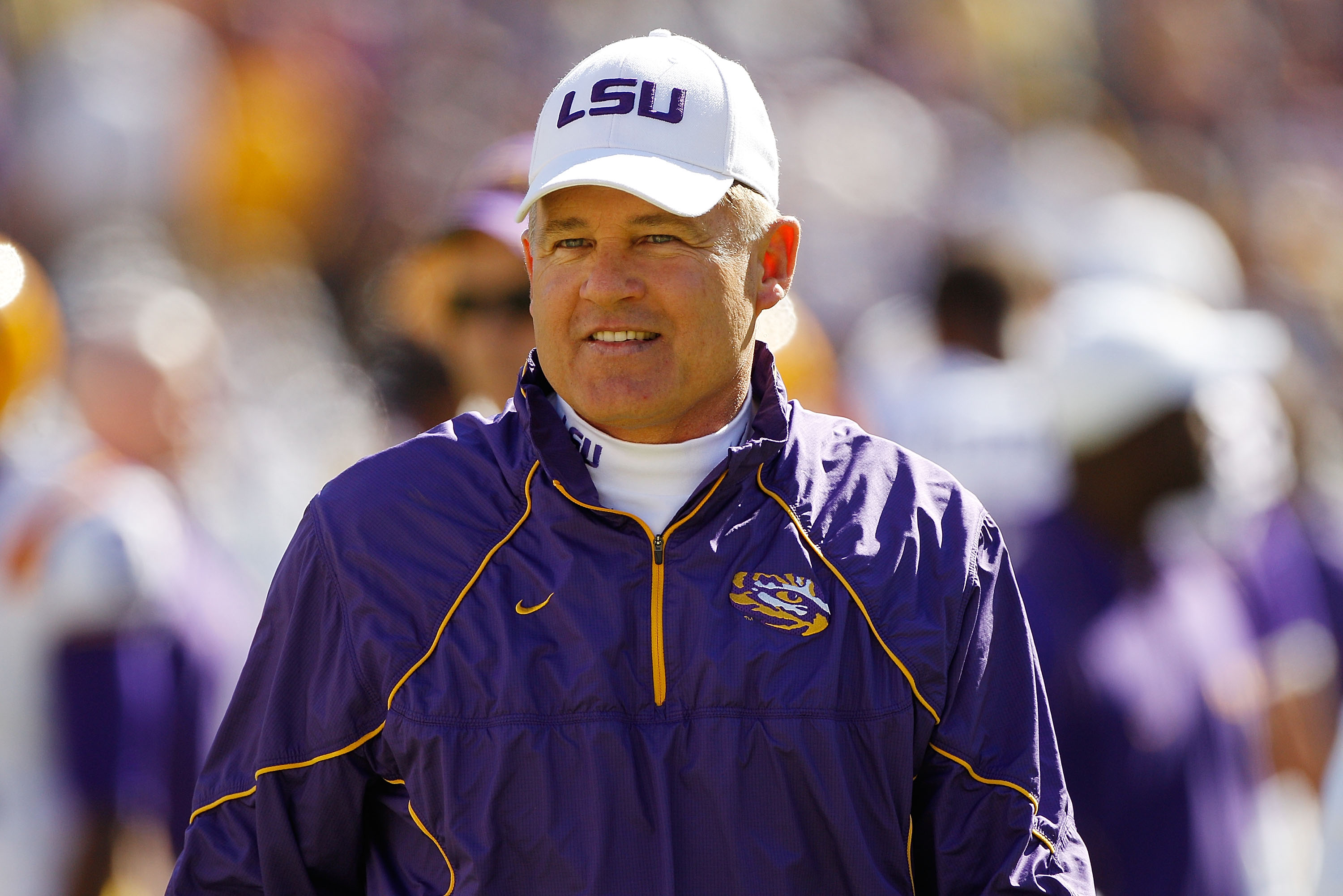 BATON ROUGE, LA - NOVEMBER 06:  Head coach Les Miles of the Louisiana State University Tigers watches pregame before playing the Alabama Crimson Tide  at Tiger Stadium on November 6, 2010 in Baton Rouge, Louisiana.  (Photo by Chris Graythen/Getty Images)