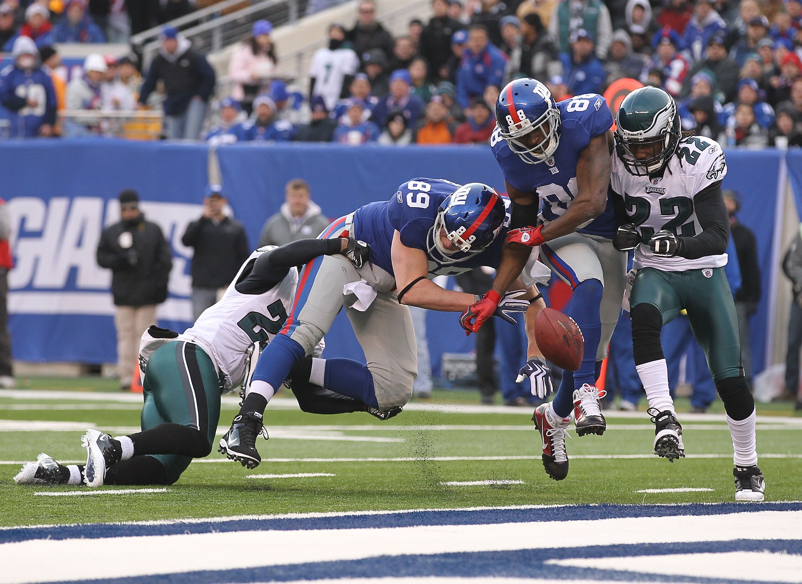 EAST RUTHERFORD, NJ - DECEMBER 19:  Kevin Boss #89 and Hakeem Nicks #88 of the New York Giants have a pass broken up by Dimitri Patterson #23 and Asante Samuel #22 of the Philadelphia Eagles during their game on December 19, 2010 at The New Meadowlands St