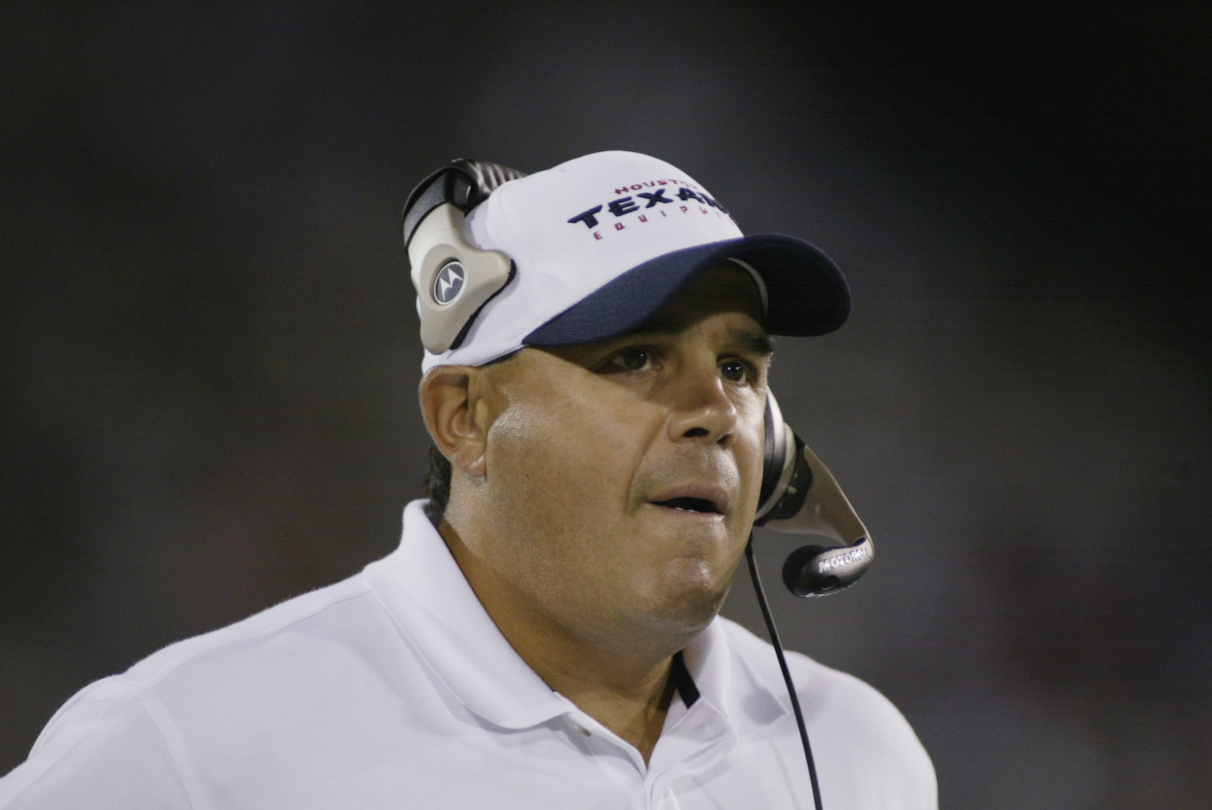 CANTON, OH - AUGUST 5:  Defensive coordinator Vic Fangio of the Houston Texans stands on the sideline during the AFC-NFC Hall of Fame Game against the New York Giants on August, 5, 2002 at Fawcett Stadium in Canton, Ohio. (Photo by Rick Stewart/Getty Imag
