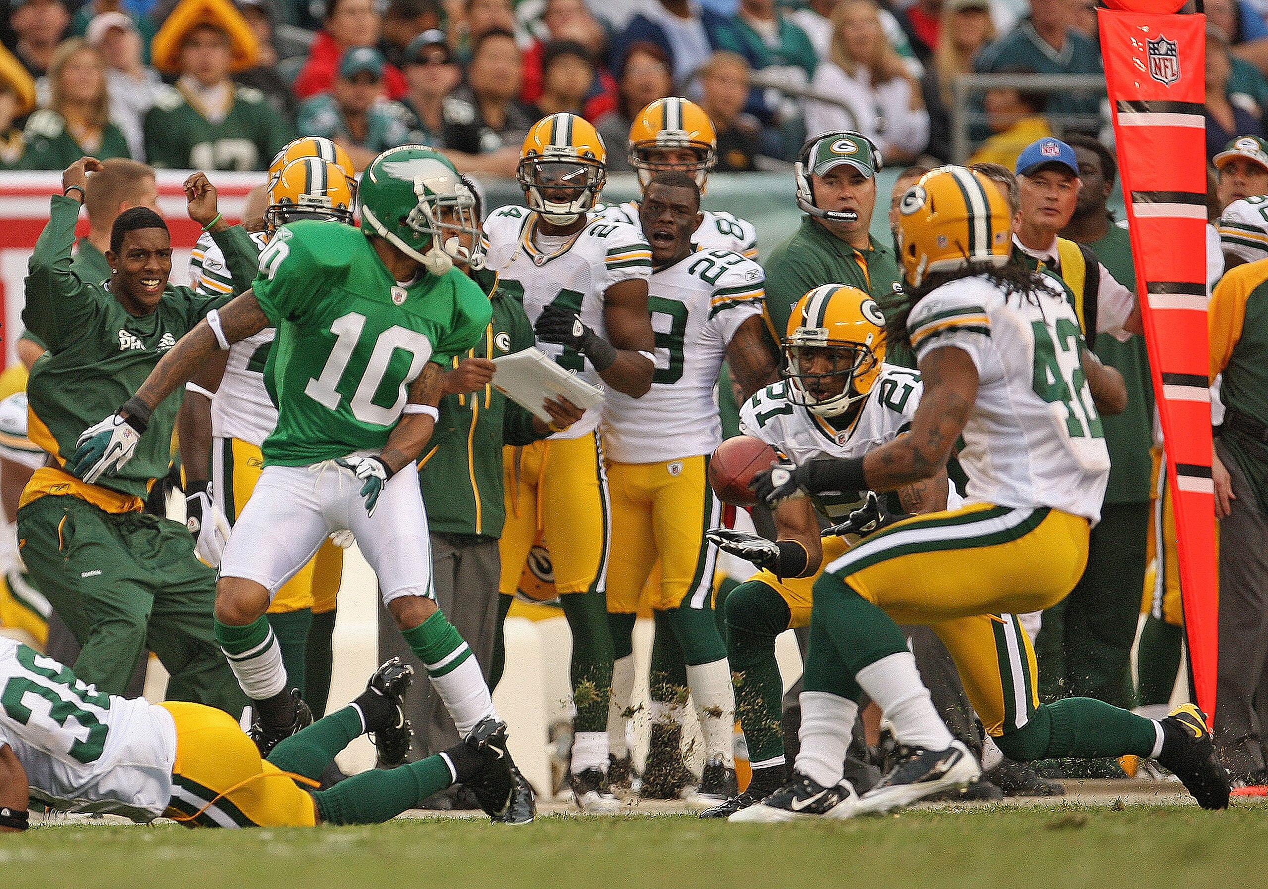 PHILADELPHIA - SEPTEMBER 12:  Charles Woodson #21 of the Green Bay Packers makes a an interception during a game against the Philadelphia Eagles at Lincoln Financial Field on September 12, 2010 in Philadelphia, Pennsylvania.  (Photo by Mike Ehrmann/Getty