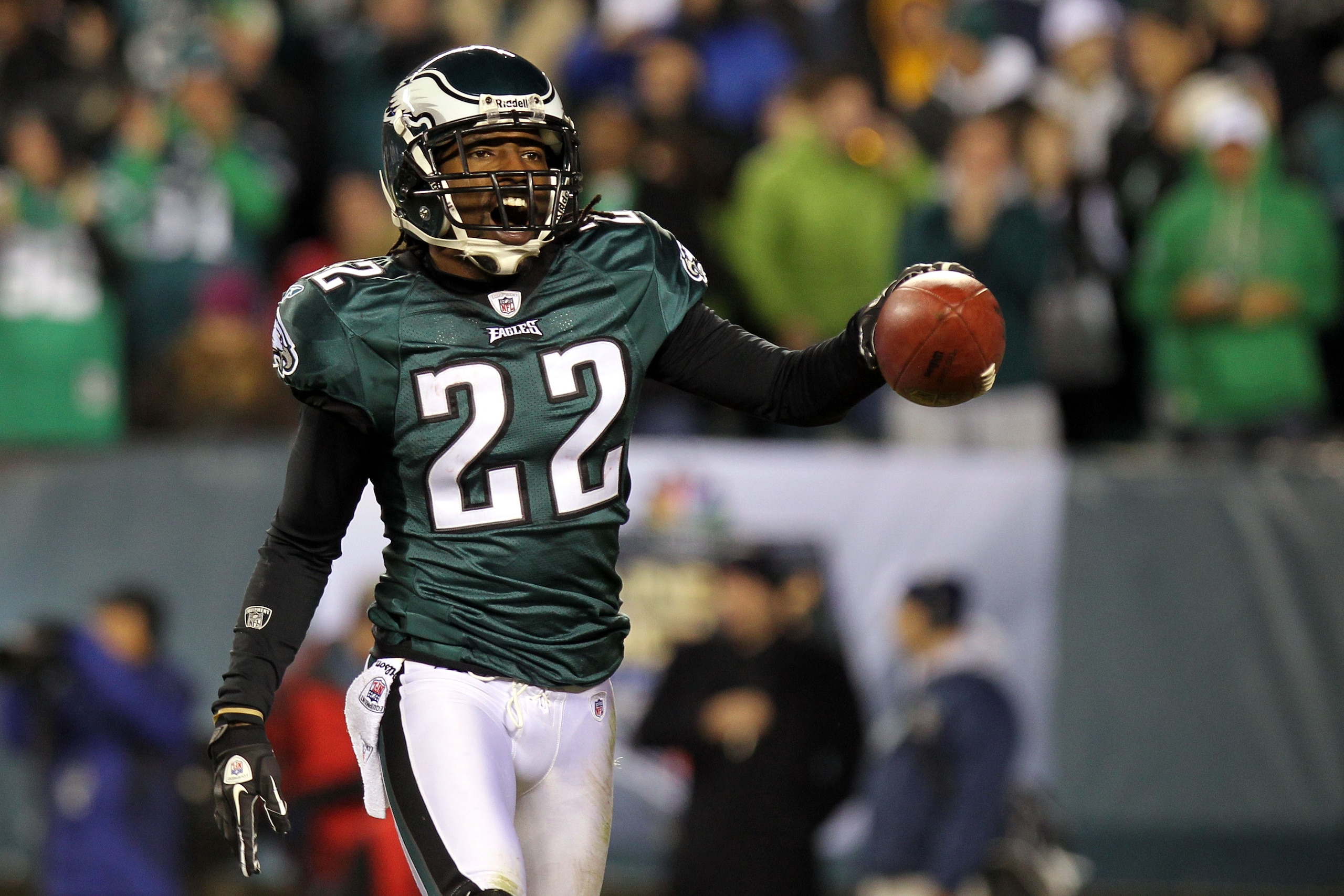PHILADELPHIA - NOVEMBER 21:  Asante Samuel #22 of the Philadelphia Eagles celebrates after an interception in the second quarter against the New York Giants at Lincoln Financial Field on November 21, 2010 in Philadelphia, Pennsylvania.  (Photo by Nick Lah