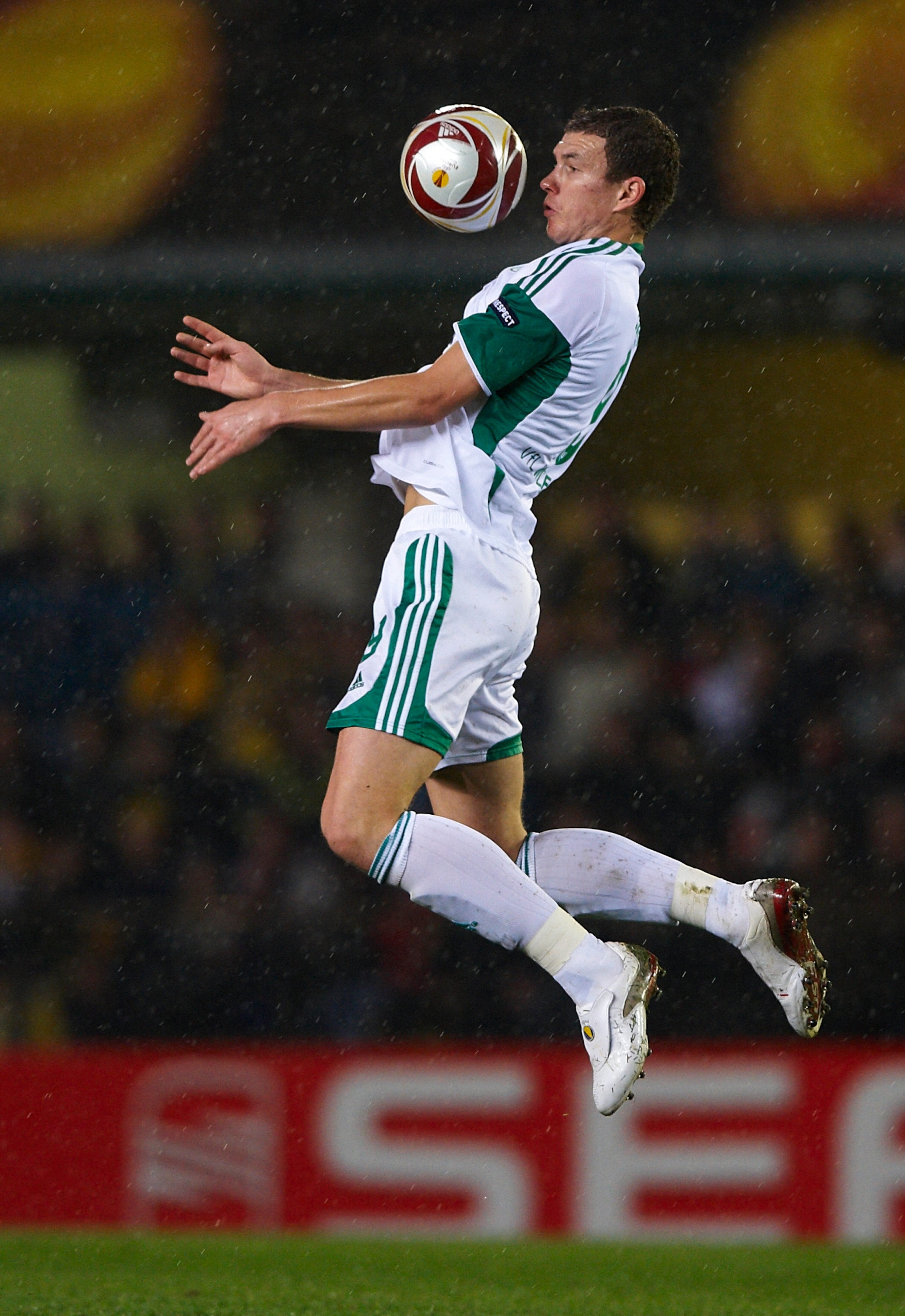 VILLARREAL, SPAIN - FEBRUARY 18: Edin Dzeko of Wolfsburg in action during the UEFA Europa League football match between Villarreal CF and VFL Wolfsburg at El Madrigal stadium on February 18, 2010 in Villarreal, Spain. Villarreal and Wolfsburg tie 2-2. ( VILLARREAL, SPAIN - FEBRUARY 18: Edin Dzeko of Wolfsburg in action during the UEFA Europa League football match between Villarreal CF and VFL Wolfsburg at El Madrigal stadium on February 18, 2010 in Villarreal, Spain. Villarreal and Wolfsburg tie 2-2. (