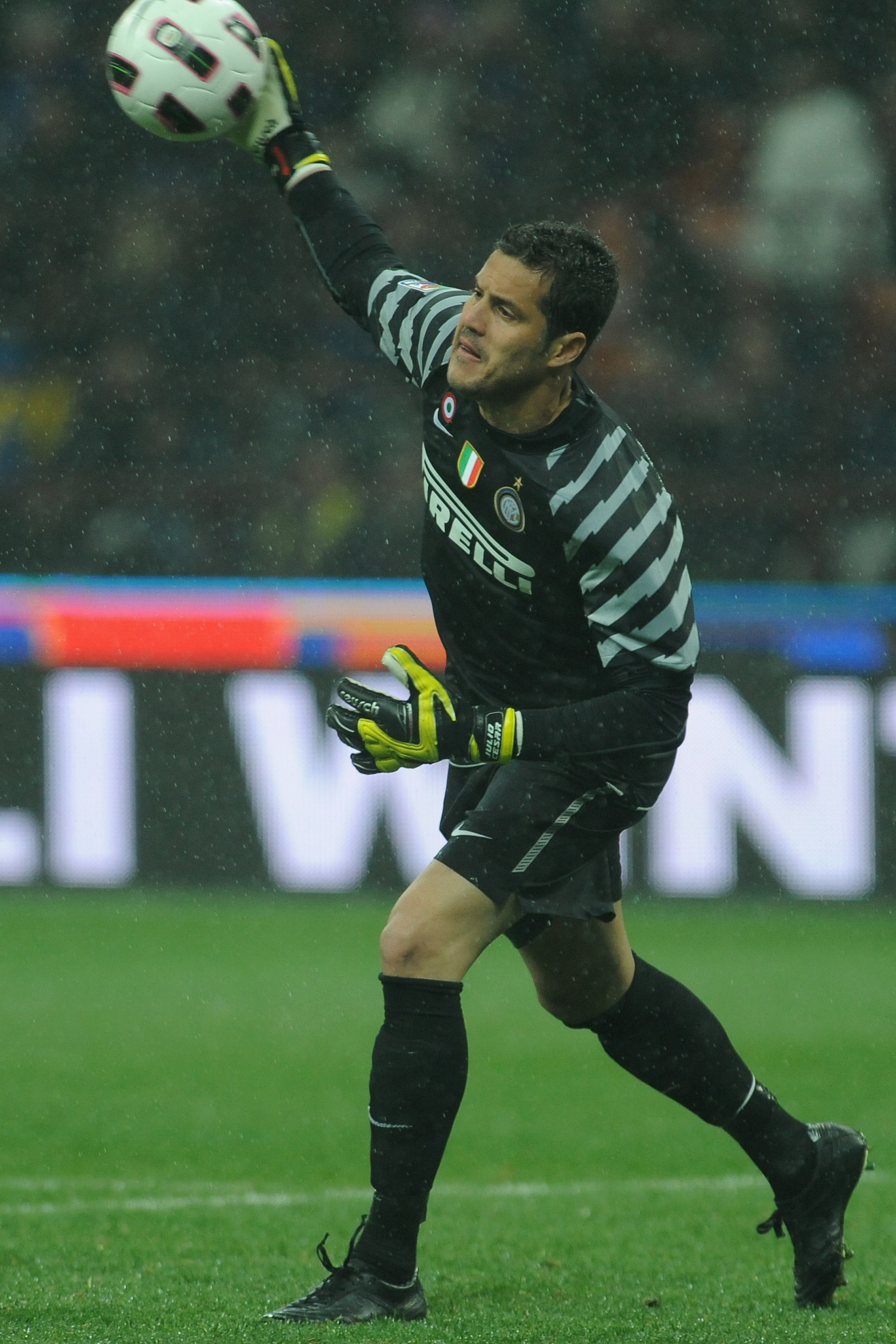 MILAN, ITALY - OCTOBER 24: Julio Cesar of FC Internazionale Milano throws the ball during the Serie A match between FC Internazionale Milano and UC Sampdoria at Stadio Giuseppe Meazza on October 24, 2010 in Milan, Italy. (Photo by Valerio Pennicino/Gett MILAN, ITALY - OCTOBER 24: Julio Cesar of FC Internazionale Milano throws the ball during the Serie A match between FC Internazionale Milano and UC Sampdoria at Stadio Giuseppe Meazza on October 24, 2010 in Milan, Italy. (Photo by Valerio Pennicino/Gett