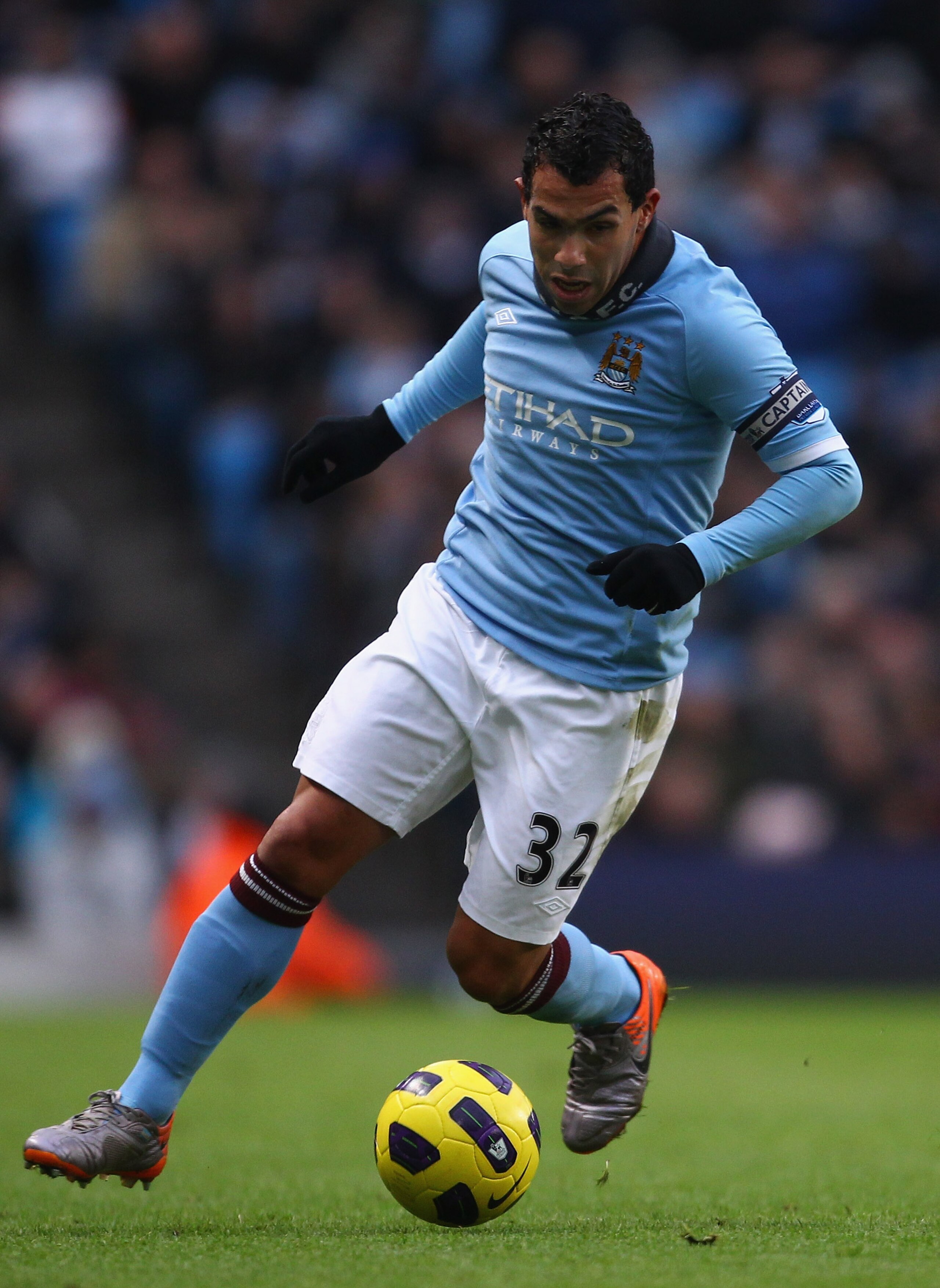MANCHESTER, ENGLAND - JANUARY 01: Carlos Tevez of Manchester City runs with the ball during the Barclays Premier League match between Manchester City and Blackpool at the City of Manchester Stadium on January 1, 2011 in Manchester, England. (Photo by Al MANCHESTER, ENGLAND - JANUARY 01: Carlos Tevez of Manchester City runs with the ball during the Barclays Premier League match between Manchester City and Blackpool at the City of Manchester Stadium on January 1, 2011 in Manchester, England. (Photo by Al