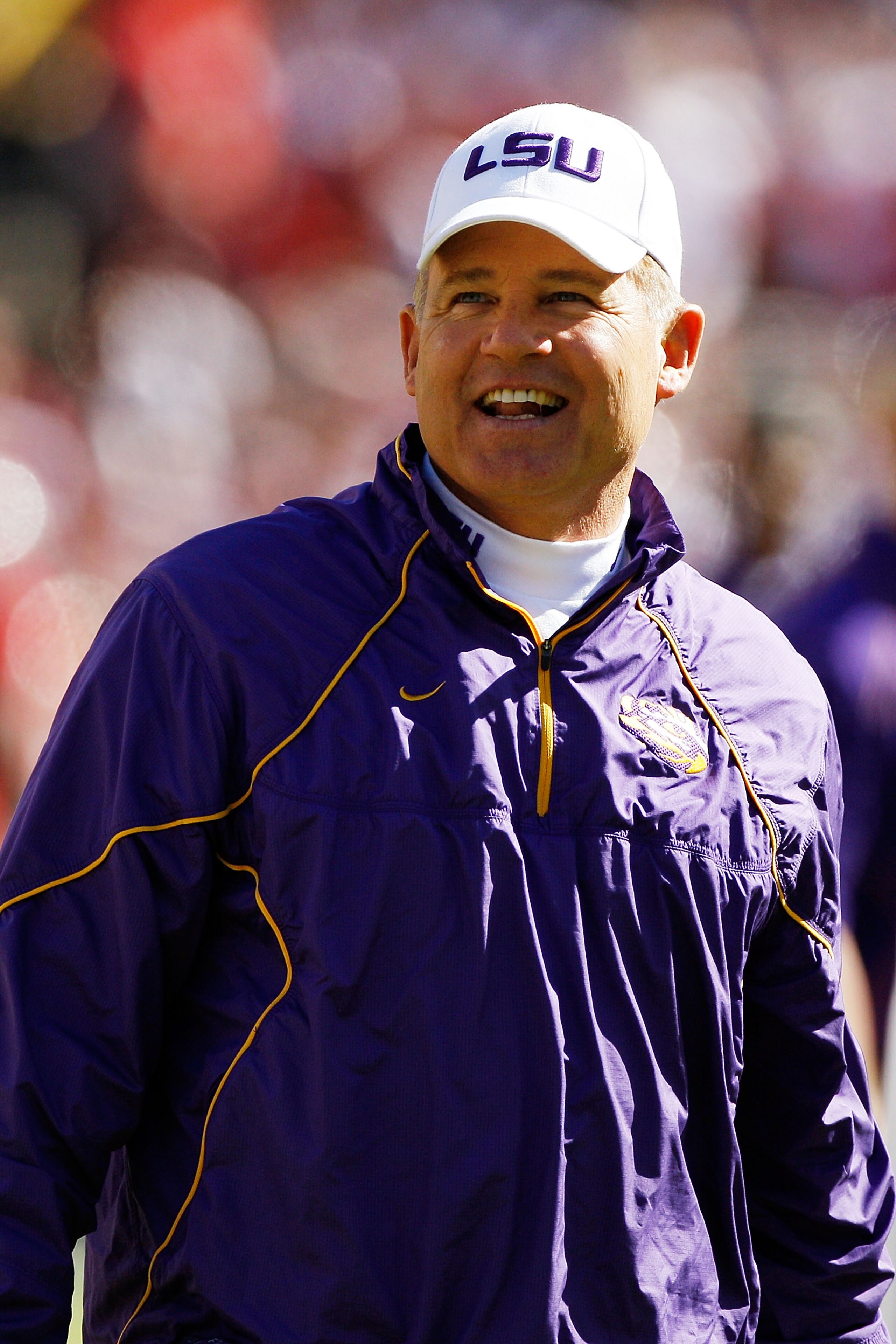 BATON ROUGE, LA - NOVEMBER 06:  Head coach Les Miles of the Louisiana State University Tigers watches pregame before playing the Alabama Crimson Tide  at Tiger Stadium on November 6, 2010 in Baton Rouge, Louisiana.  (Photo by Chris Graythen/Getty Images)