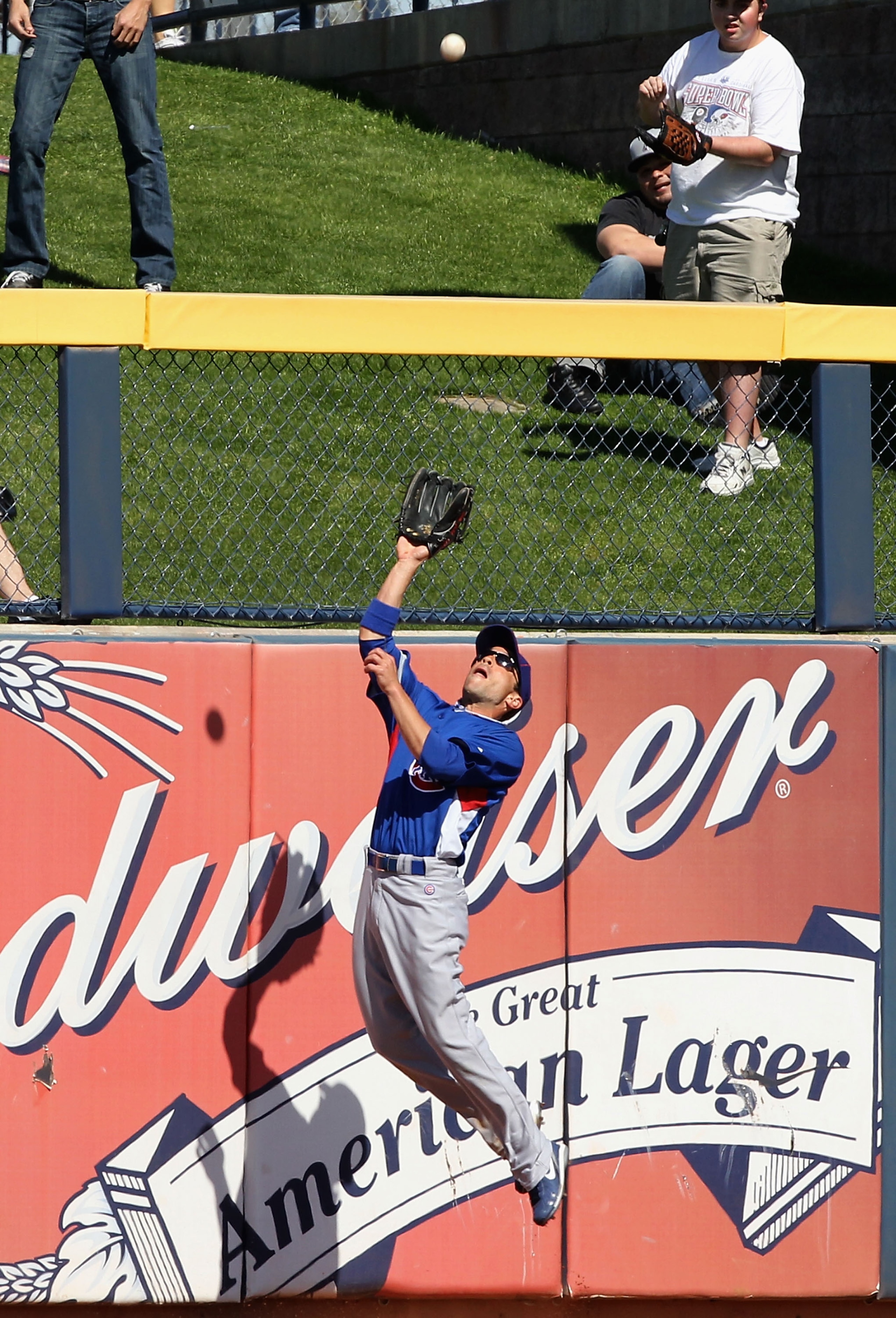 PEORIA, AZ - MARCH 11:  Outfielder Sam Fuld #27 of the Chicago Cubs makes a leaping catch during the MLB spring training game against the San Diego Padres at Peoria Stadium on March 11, 2010 in Peoria, Arizona.  (Photo by Christian Petersen/Getty Images)