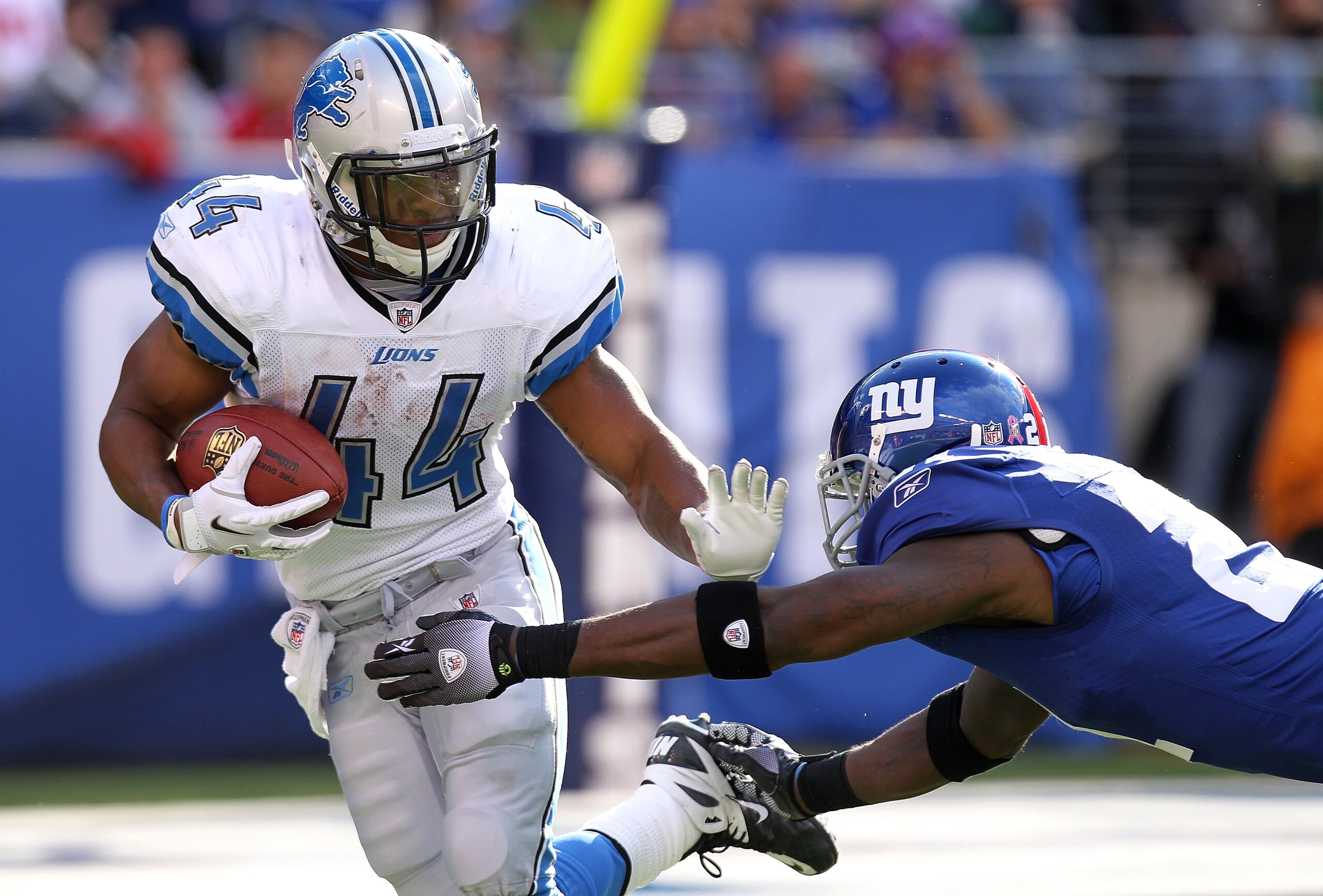 EAST RUTHERFORD, NJ - OCTOBER 17: Jahvid Best #44 of the Detroit Lions rushes past the tackle of Kenny Phillips #21 of the New York Giants at New Meadowlands Stadium on October 17, 2010 in East Rutherford, New Jersey. (Photo by Nick Laham/Getty Images) EAST RUTHERFORD, NJ - OCTOBER 17: Jahvid Best #44 of the Detroit Lions rushes past the tackle of Kenny Phillips #21 of the New York Giants at New Meadowlands Stadium on October 17, 2010 in East Rutherford, New Jersey. (Photo by Nick Laham/Getty Images)