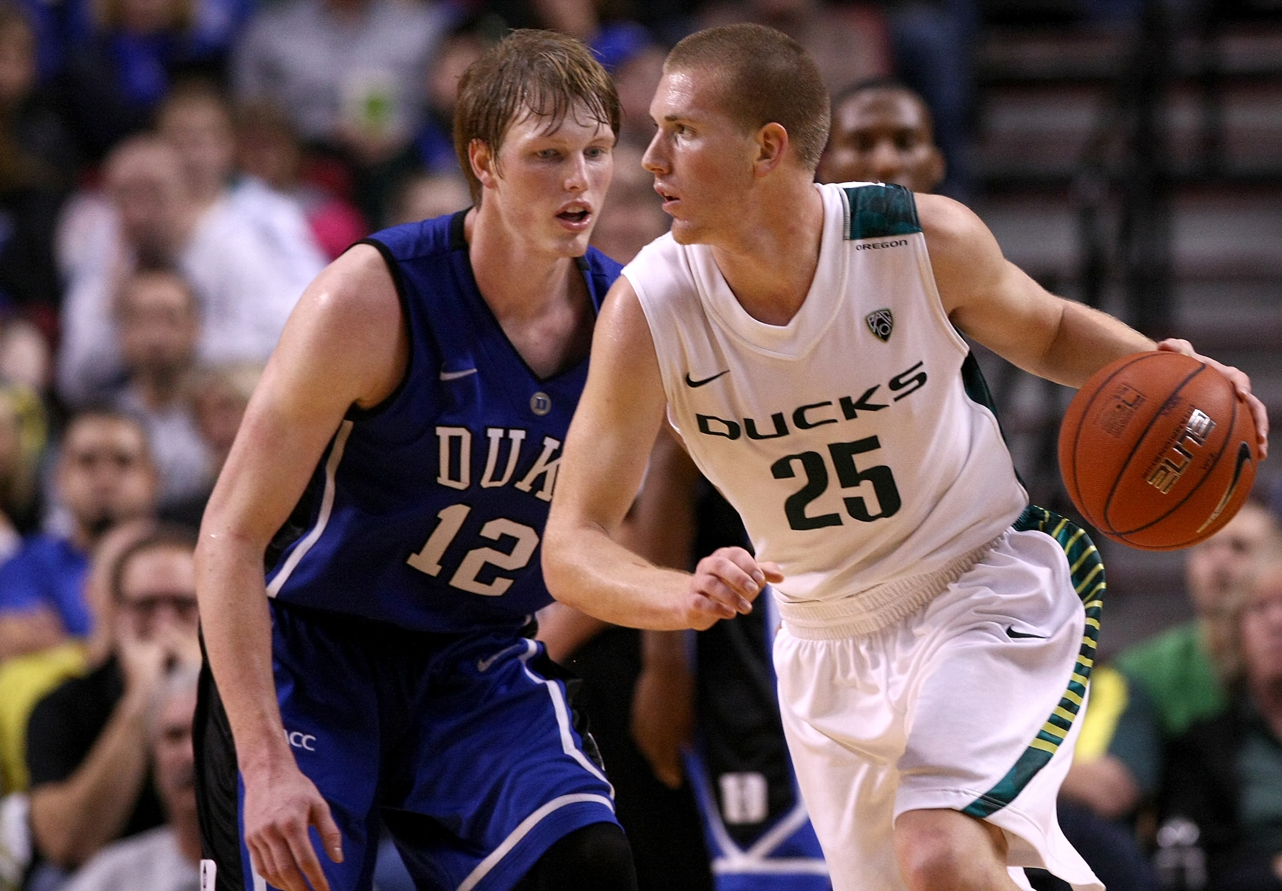 PORTLAND, OR - NOVEMBER 27:  E. J. Singler #25 of the Oregon Ducks dribbles against his brother Kyle Singler #12 of the Duke Blue Devils  on November 27, 2010 at the Rose Garden in Portland, Oregon.  (Photo by Jonathan Ferrey/Getty Images)