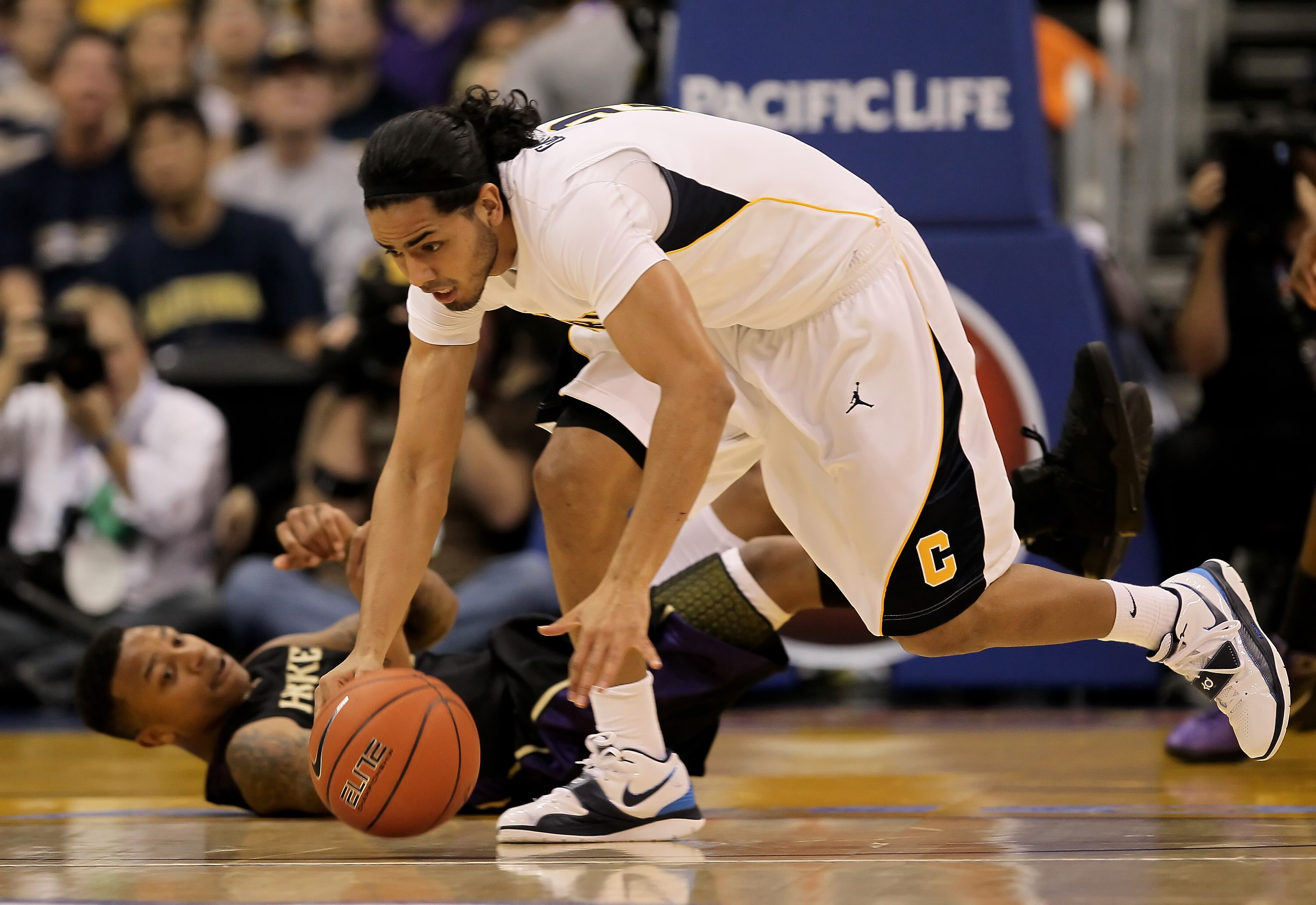 LOS ANGELES, CA - MARCH 13:  Jorge Gutierrez #2 of the Cal Golden Bears steals the ball away from Isaiah Thomas #2 of the Washington Huskies in the first half during the championship game of the Pac-10 Basketball Tournament at Staples Center on March 13, 