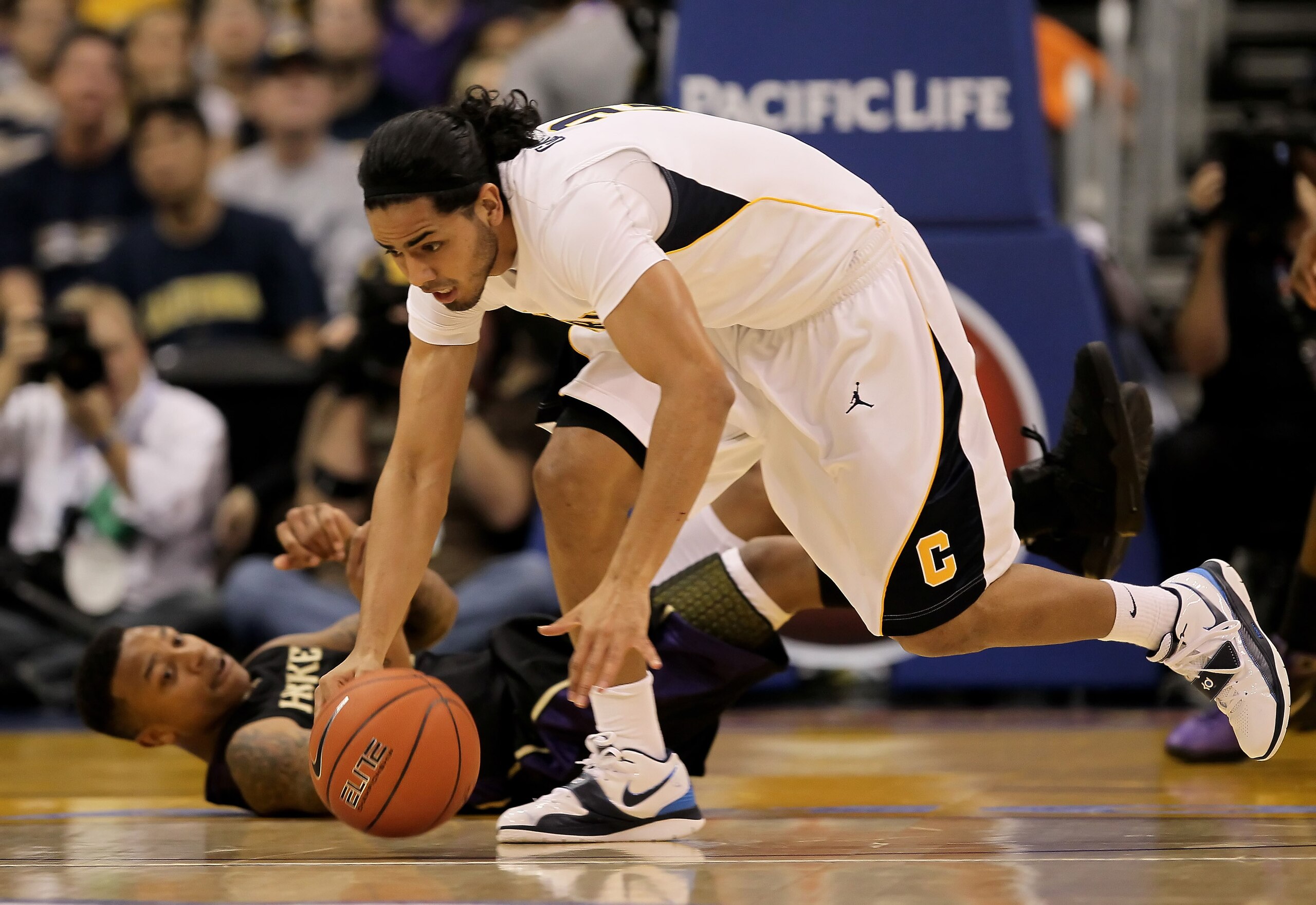 LOS ANGELES, CA - MARCH 13:  Jorge Gutierrez #2 of the Cal Golden Bears steals the ball away from Isaiah Thomas #2 of the Washington Huskies in the first half during the championship game of the Pac-10 Basketball Tournament at Staples Center on March 13, 