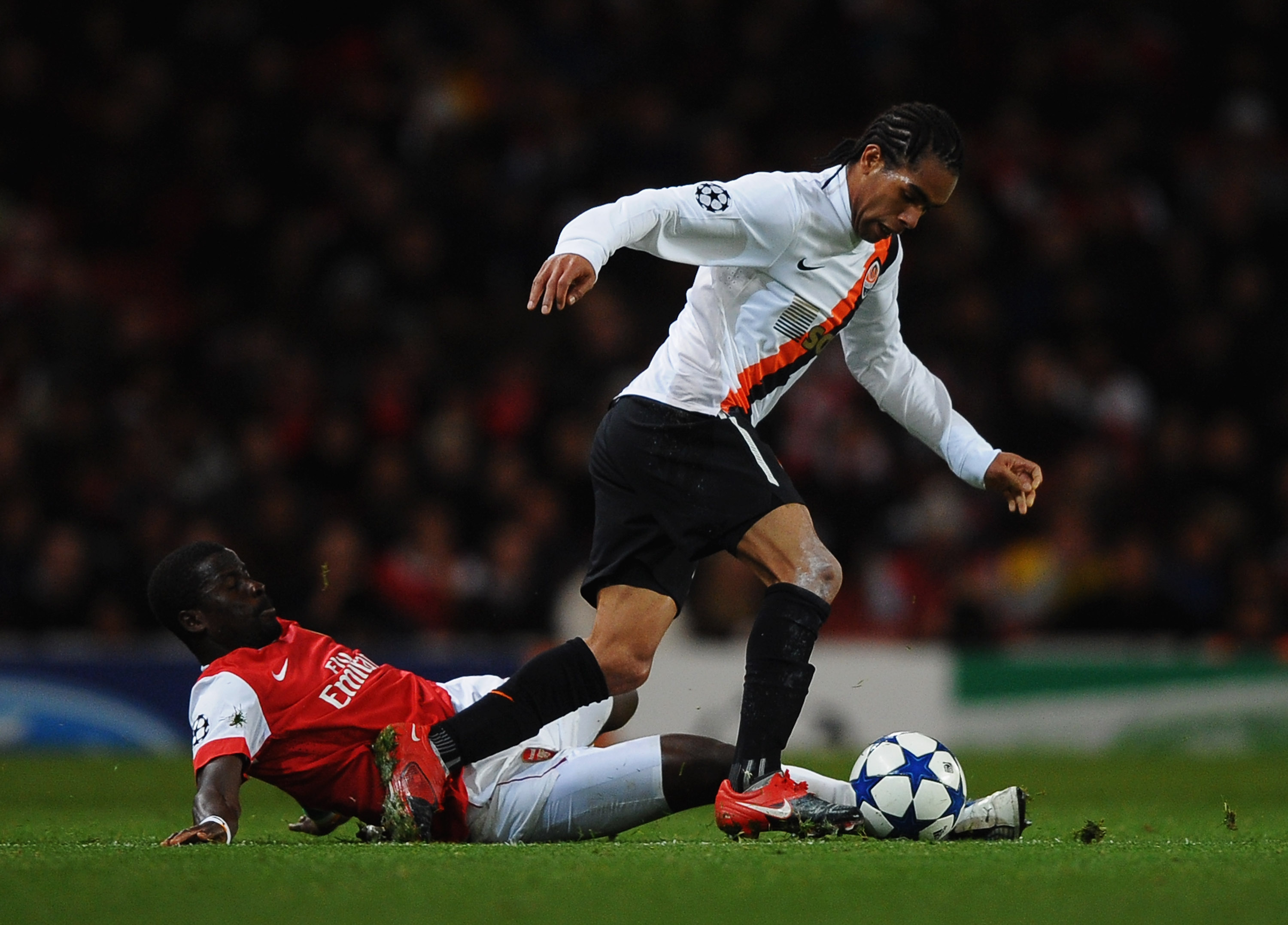 LONDON, ENGLAND - OCTOBER 19:  Alex Teixeira of Shakhtar Donetsk takes on Emmanuel Eboue of Arsenal during the UEFA Champions League Group H match between Arsenal and FC Shakhtar Donetsk at the Emirates Stadium on October 19, 2010 in London, England.  (Ph