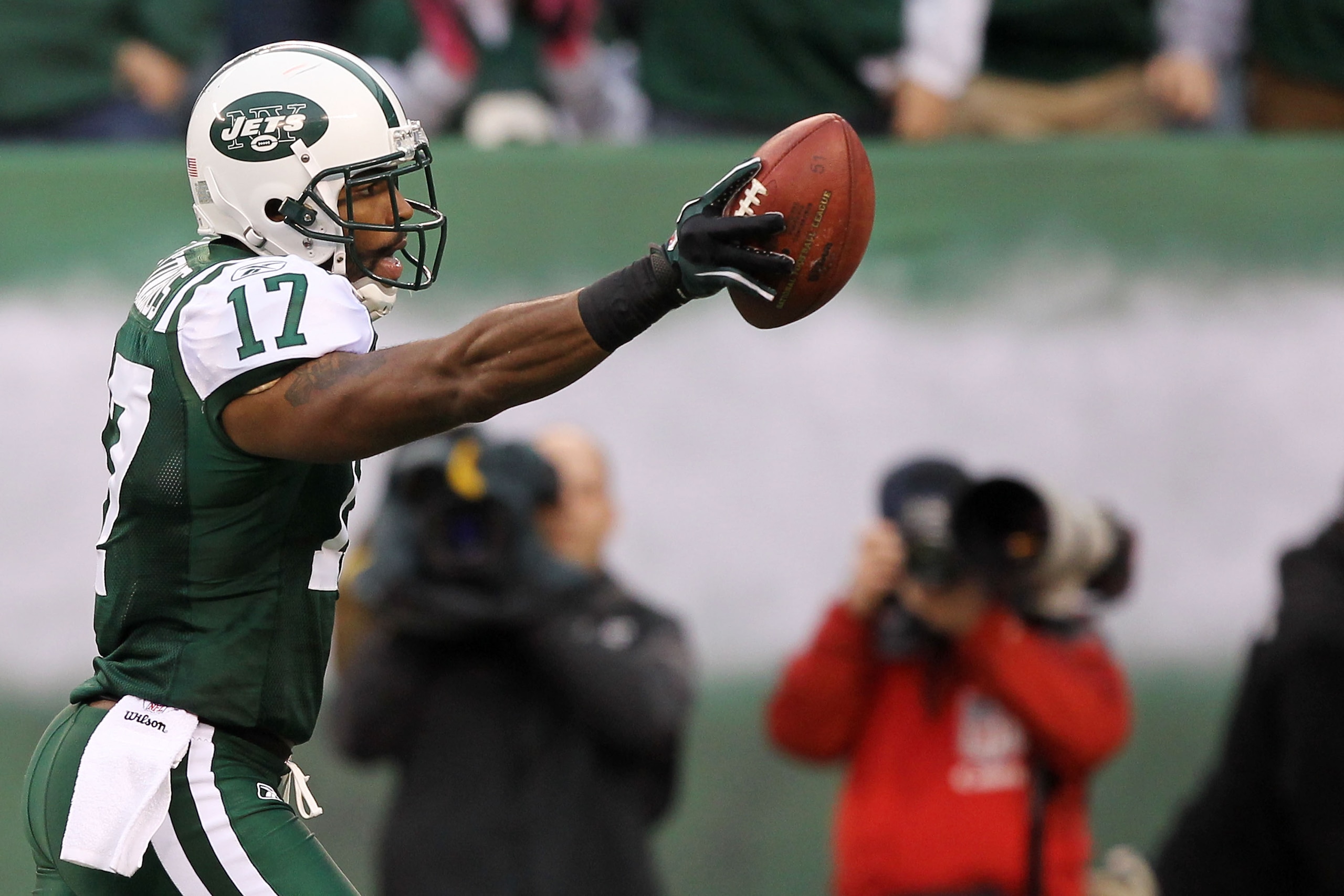 EAST RUTHERFORD, NJ - JANUARY 02:  Braylon Edwards #17 of the New York Jets makes a third quarter touchdown against the Buffalo Bills at New Meadowlands Stadium on January 2, 2011 in East Rutherford, New Jersey.  (Photo by Al Bello/Getty Images)