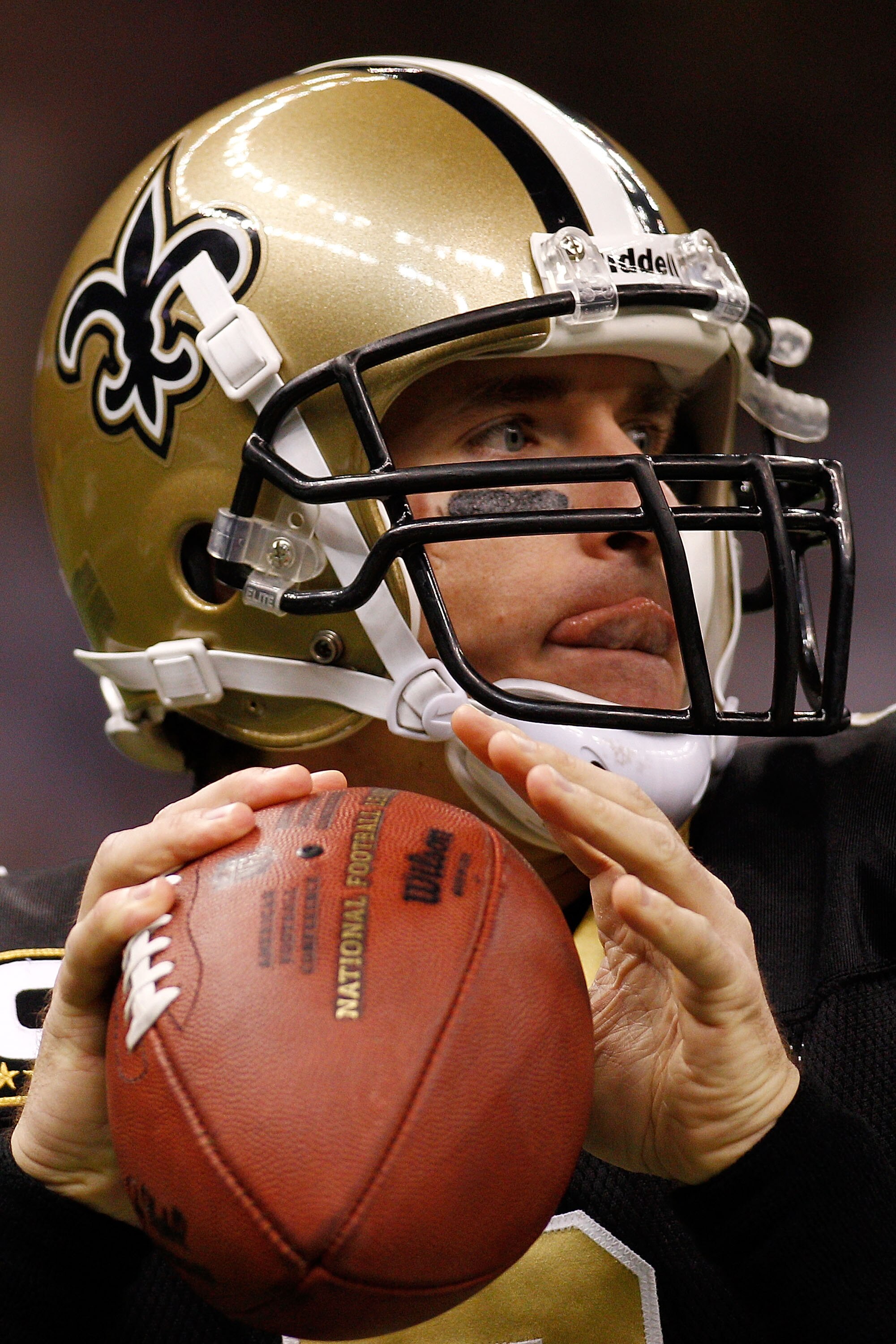 NEW ORLEANS, LA - JANUARY 02:  Drew Brees #9 of the New Orleans Saints warms up before playing the Tampa Bay Buccaneers at the Louisiana Superdome on January 2, 2011 in New Orleans, Louisiana.  (Photo by Chris Graythen/Getty Images)