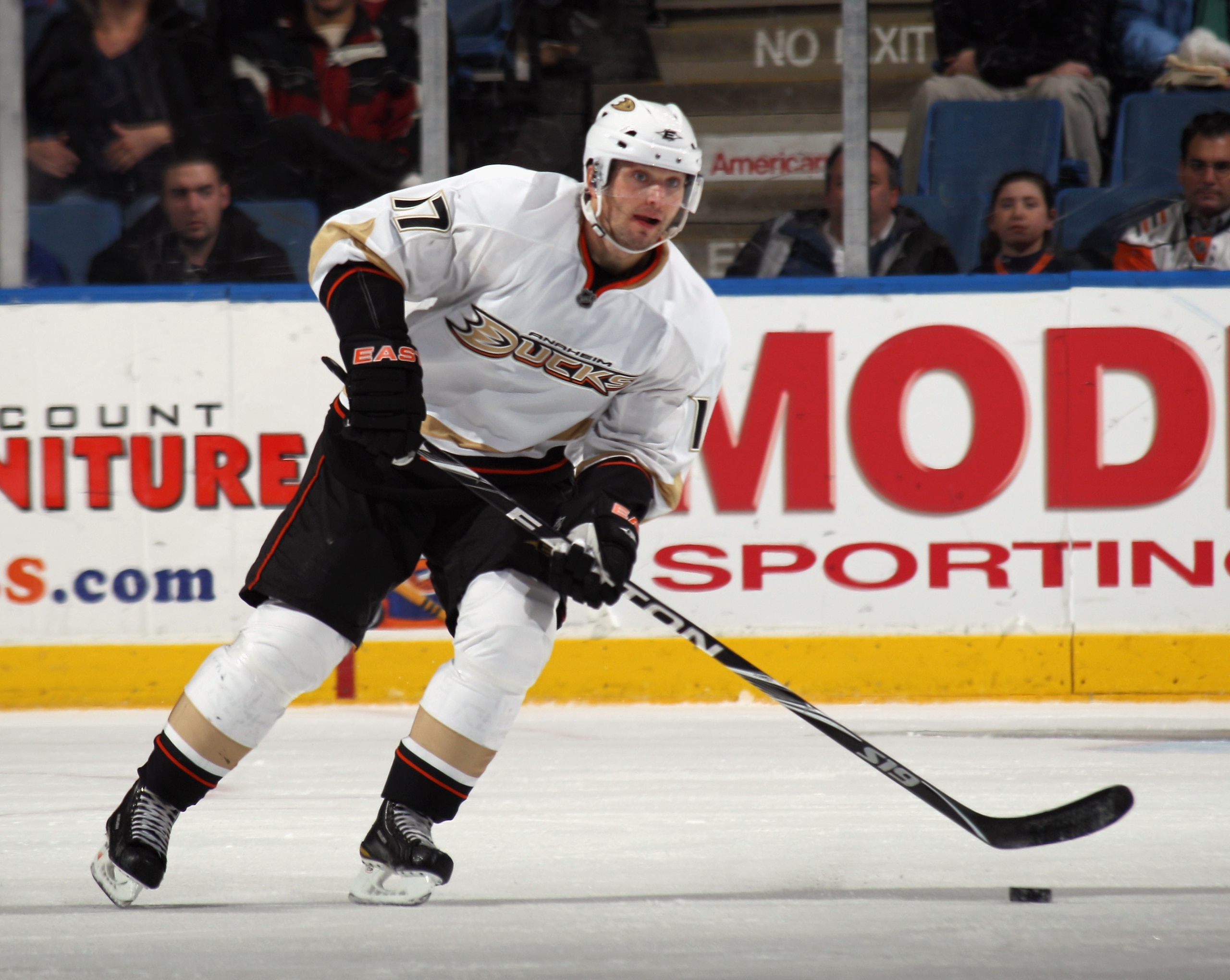 UNIONDALE, NY - DECEMBER 16: Lubomir Visnovsky #17 of the Anaheim Ducks skates against the New York Islanders at the Nassau Coliseum on December 16, 2010 in Uniondale, New York. (Photo by Bruce Bennett/Getty Images) UNIONDALE, NY - DECEMBER 16: Lubomir Visnovsky #17 of the Anaheim Ducks skates against the New York Islanders at the Nassau Coliseum on December 16, 2010 in Uniondale, New York. (Photo by Bruce Bennett/Getty Images)