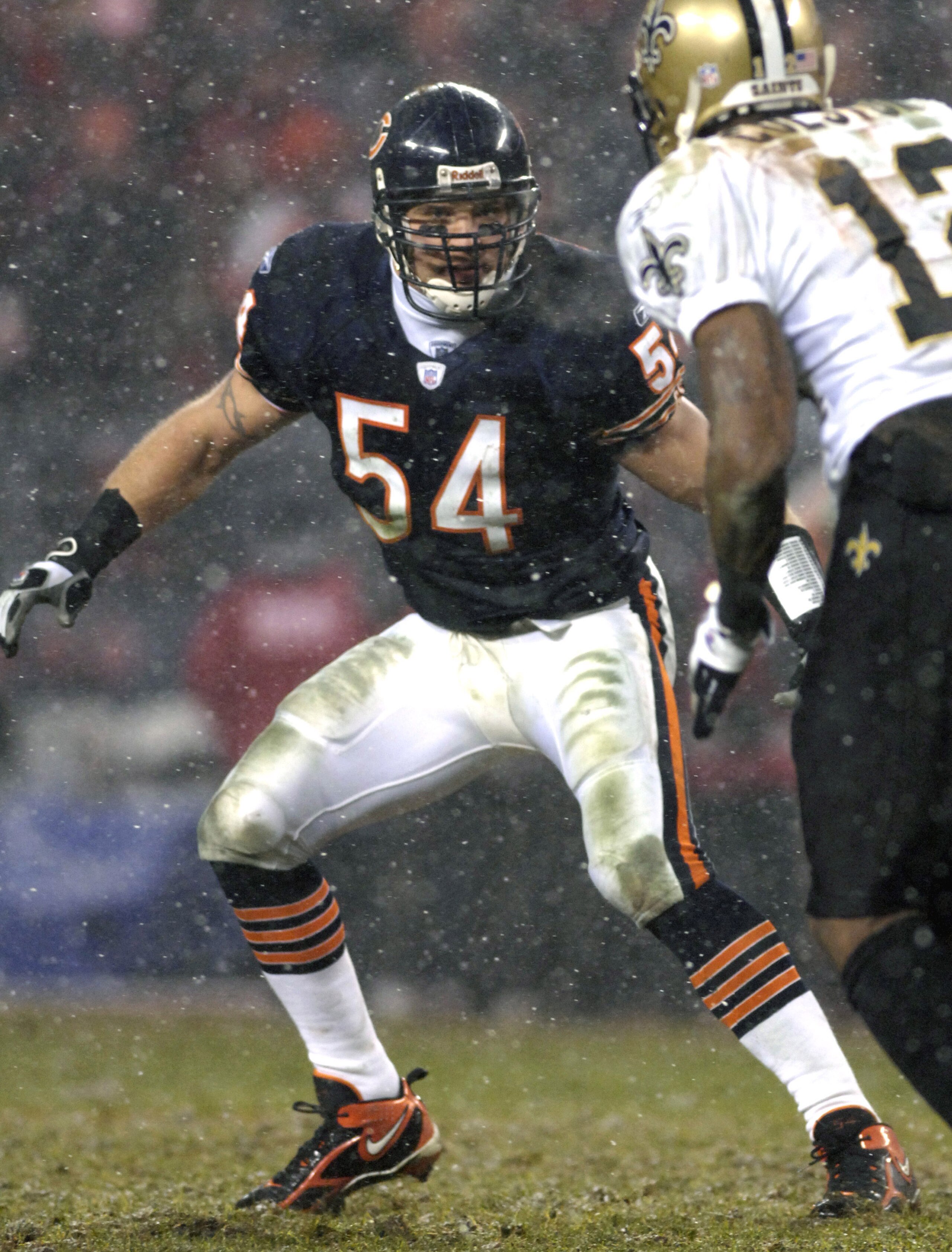 Chicago Bears linebacker Brian Urlacher sets in pass defense during the NFC Championship game at Soldier Field in Chicago, Illinois on January 21, 2007.  (Photo by Al Messerschmidt/Getty Images)