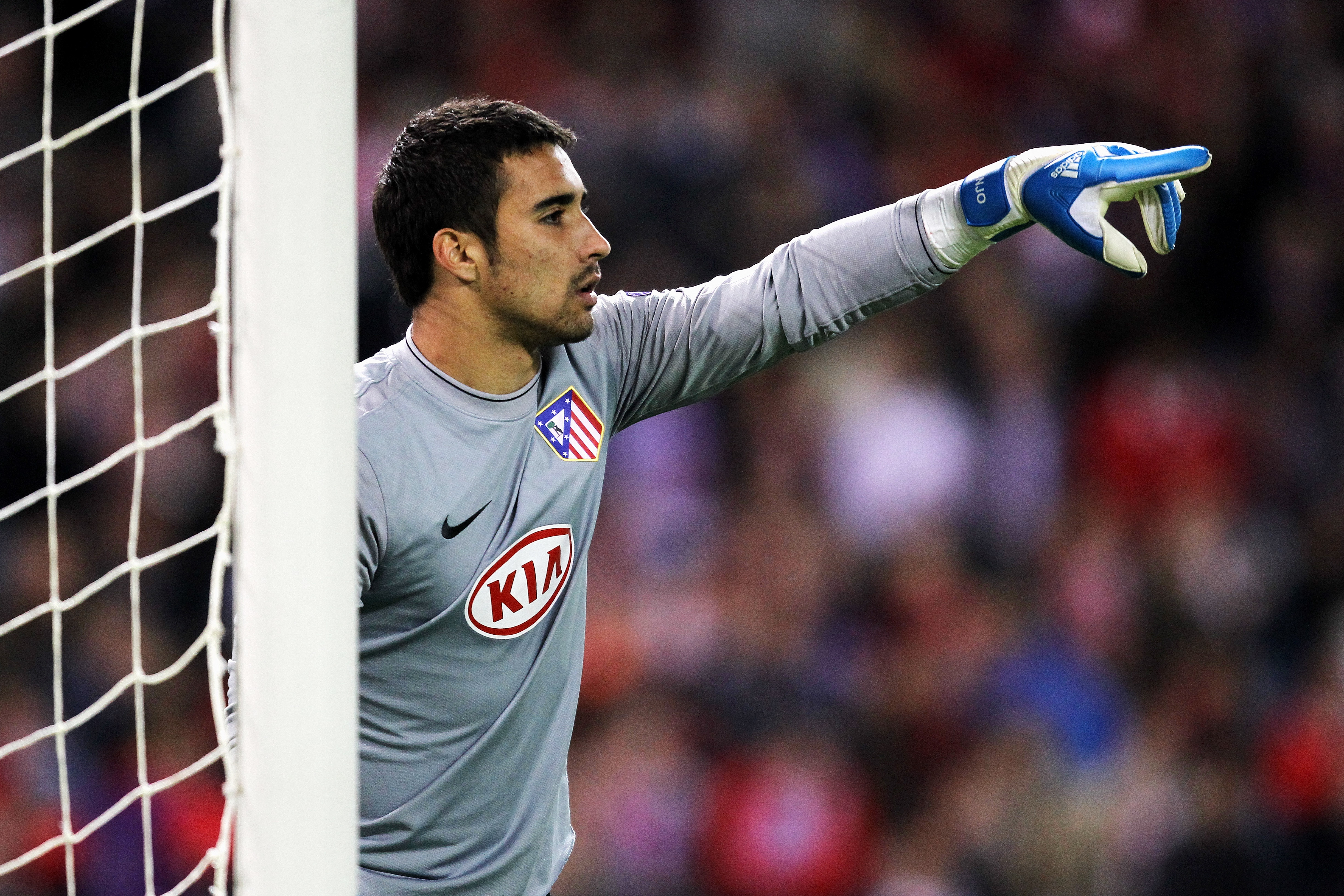 MADRID, SPAIN - NOVEMBER 03:  Sergio Asenjo of Atletico Madrid speaks to his defence during Champions League Group D match between Atletico Madrid and Chelsea at the Vicente Calderon Stadium on November 3, 2009 in Madrid, Spain.  (Photo by Shaun Botterill