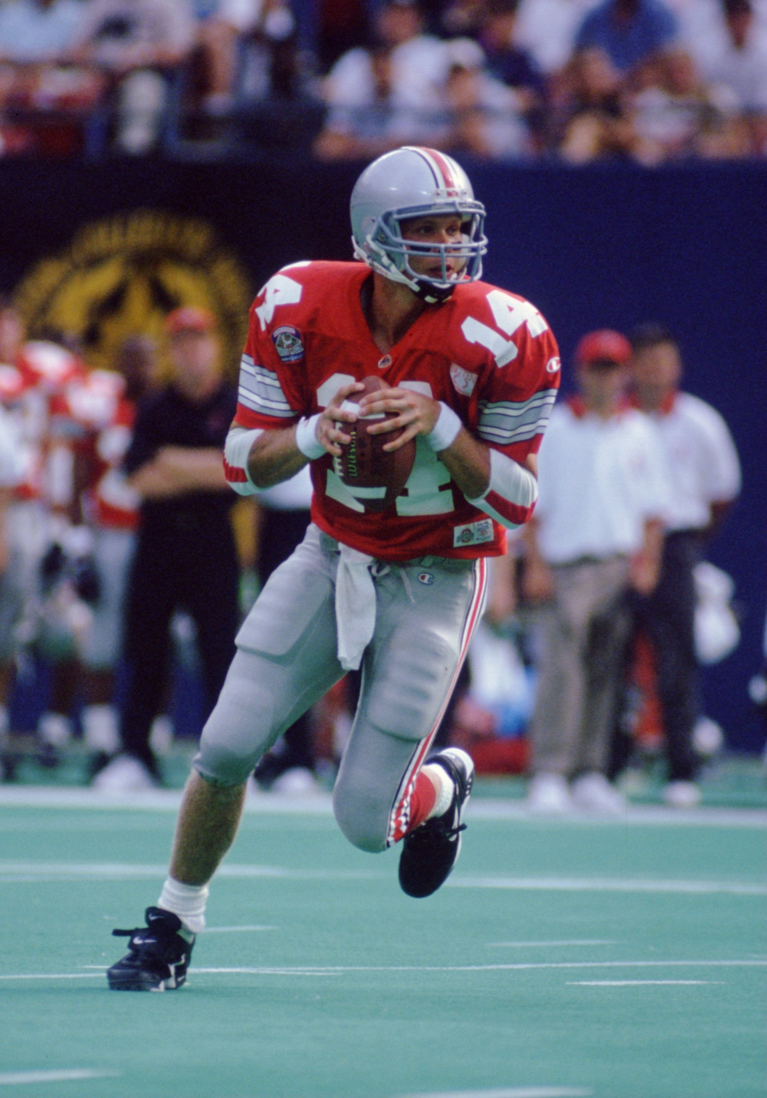 27 Aug 1995: OHIO STATE QUARTERBACK BOBBY HOYING ROLES OUT TO PASS DURING THE BUCKEYES 38-6 KICKOFF CLASSIC WIN OVER BOSTON COLLEGE AT THE MEADOWLANDS ARENA IN EAST RUTHERFORD, NEW JERSEY.