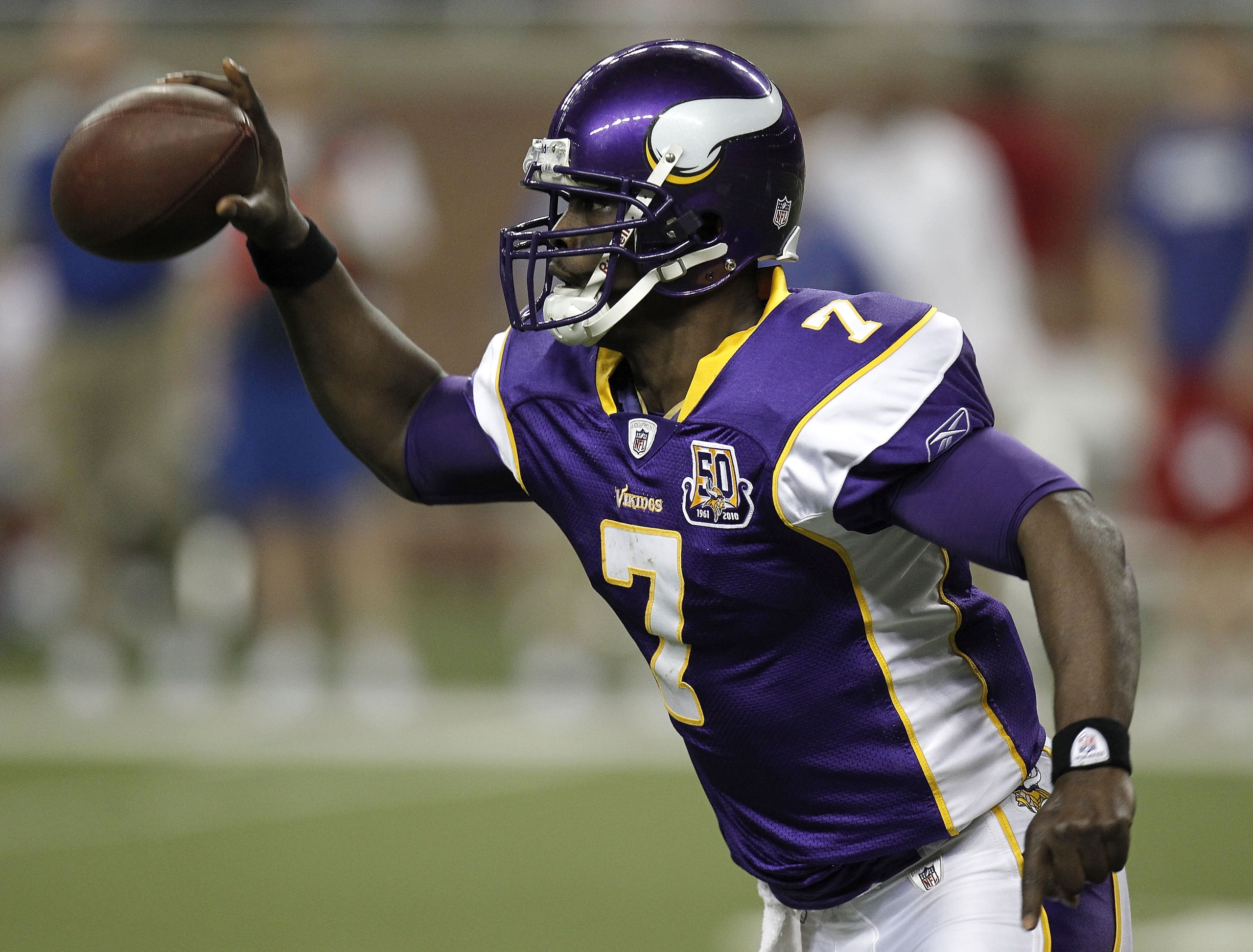DETROIT, MI - DECEMBER 13:  Tavaris Jackson #7 of the Minnesota Vikings looks for a open receiver while playing the New York Giants at Ford Field on December 13, 2010 in Detroit, Michigan. New York won the game 21-3. (Photo by Gregory Shamus/Getty Images)