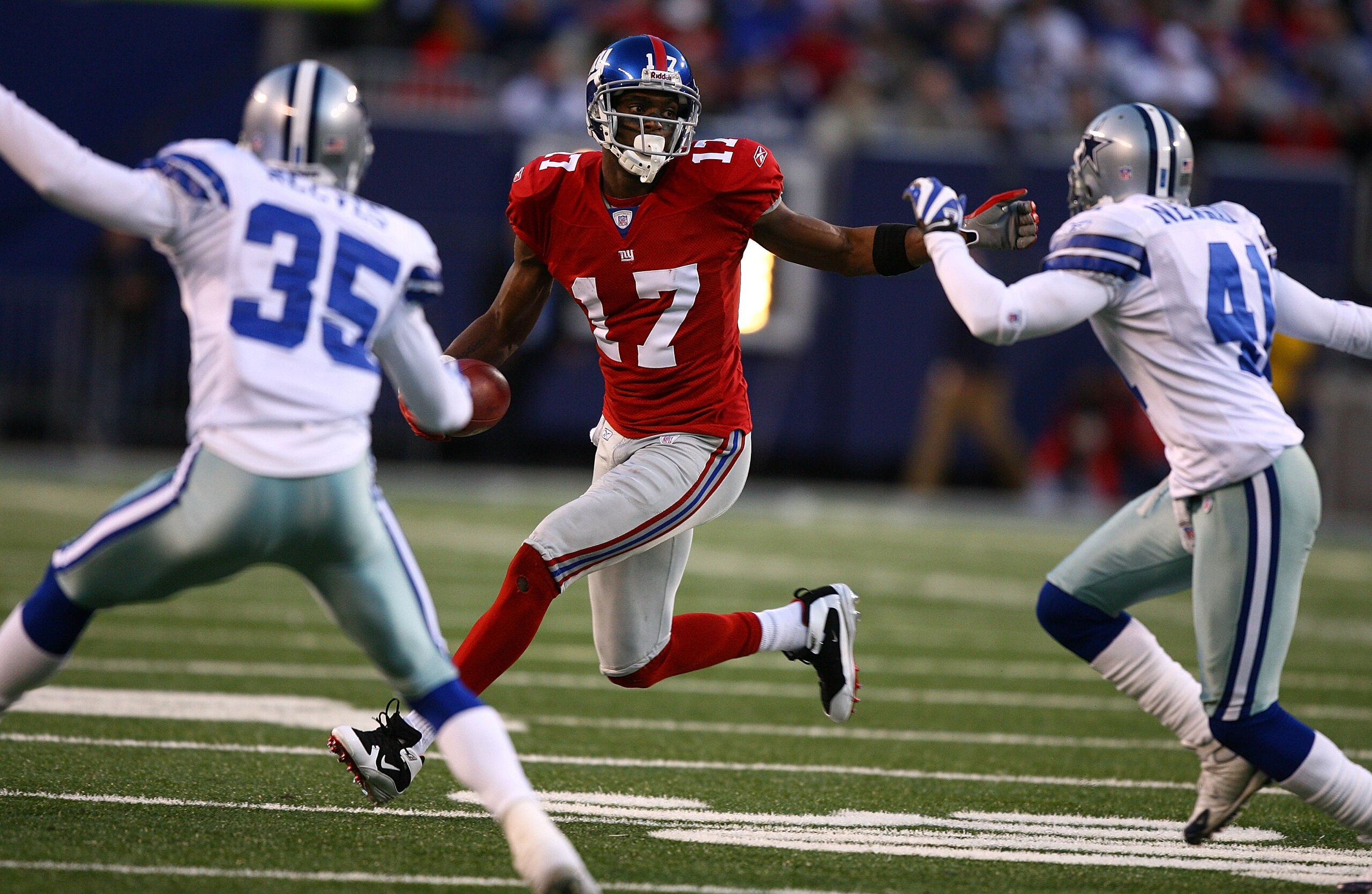 EAST RUTHERFORD, NJ - NOVEMBER 11: Plaxico Burress #17 of the New York Giants looks for room to run as Jacques Reeves #35 and Terrence Newman #41 of the Dallas Cowboys close in during their game at Giants Stadium November 11, 2007 in East Rutherford, New EAST RUTHERFORD, NJ - NOVEMBER 11: Plaxico Burress #17 of the New York Giants looks for room to run as Jacques Reeves #35 and Terrence Newman #41 of the Dallas Cowboys close in during their game at Giants Stadium November 11, 2007 in East Rutherford, New