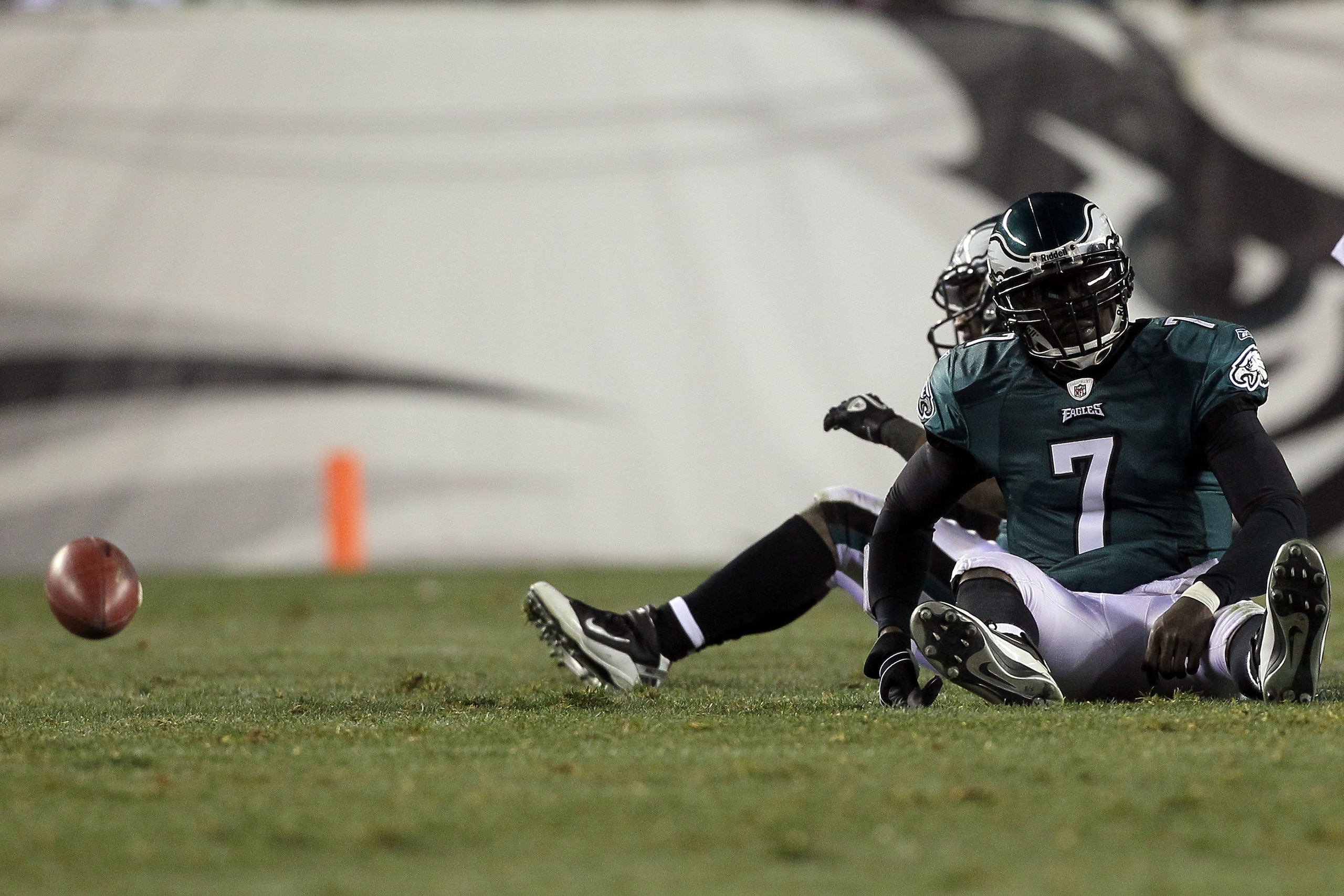 PHILADELPHIA, PA - DECEMBER 28:  Michael Vick #7 of the Philadelphia Eagles in action against the Minnesota Vikings at Lincoln Financial Field on December 26, 2010 in Philadelphia, Pennsylvania.  (Photo by Jim McIsaac/Getty Images)