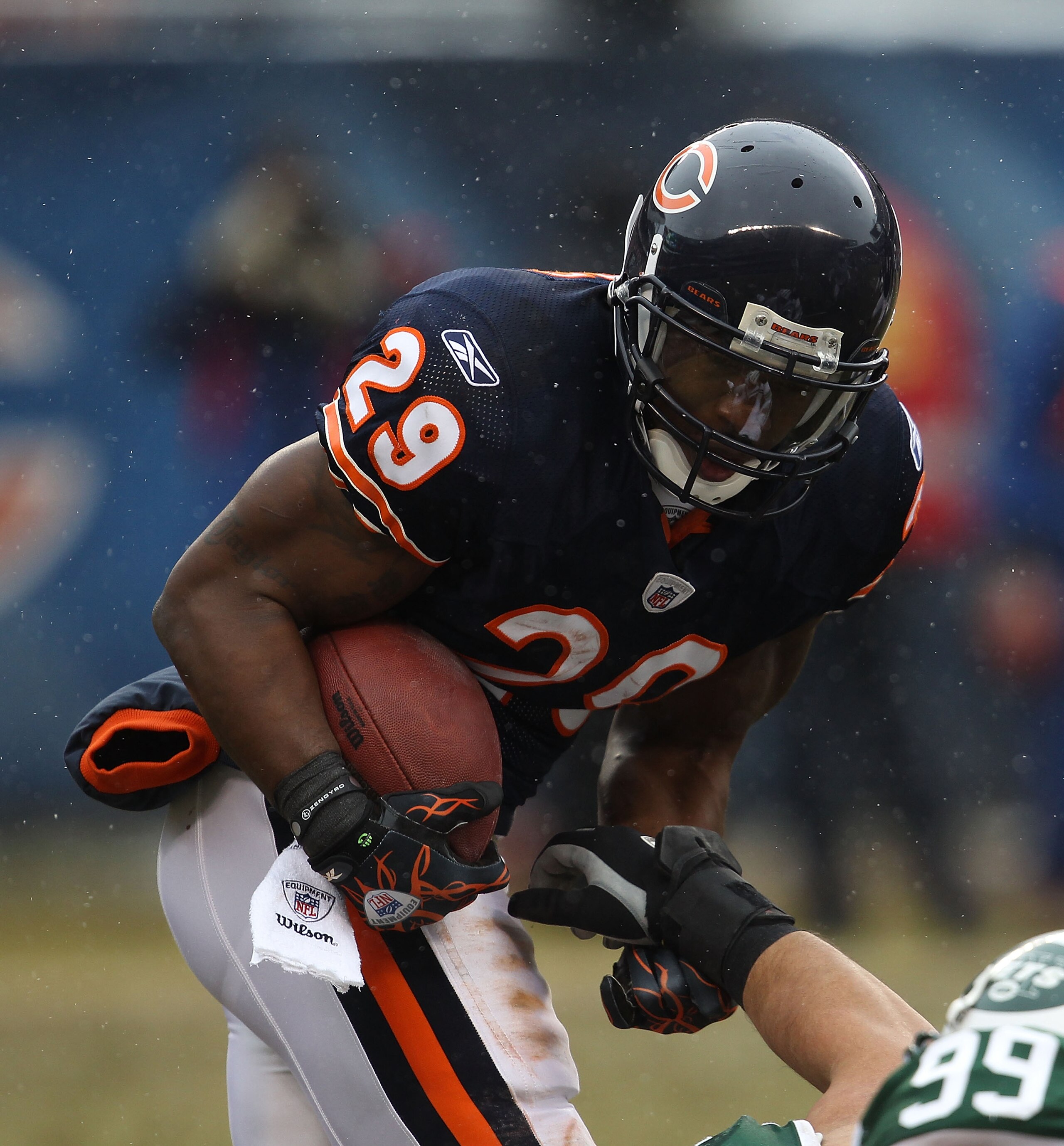 CHICAGO, IL - DECEMBER 26: Chester Taylor #29 of the Chicago Bears runs against the New York Jets at Soldier Field on December 26, 2010 in Chicago, Illinois. The Bears defeated the Jets 38-34. (Photo by Jonathan Daniel/Getty Images)