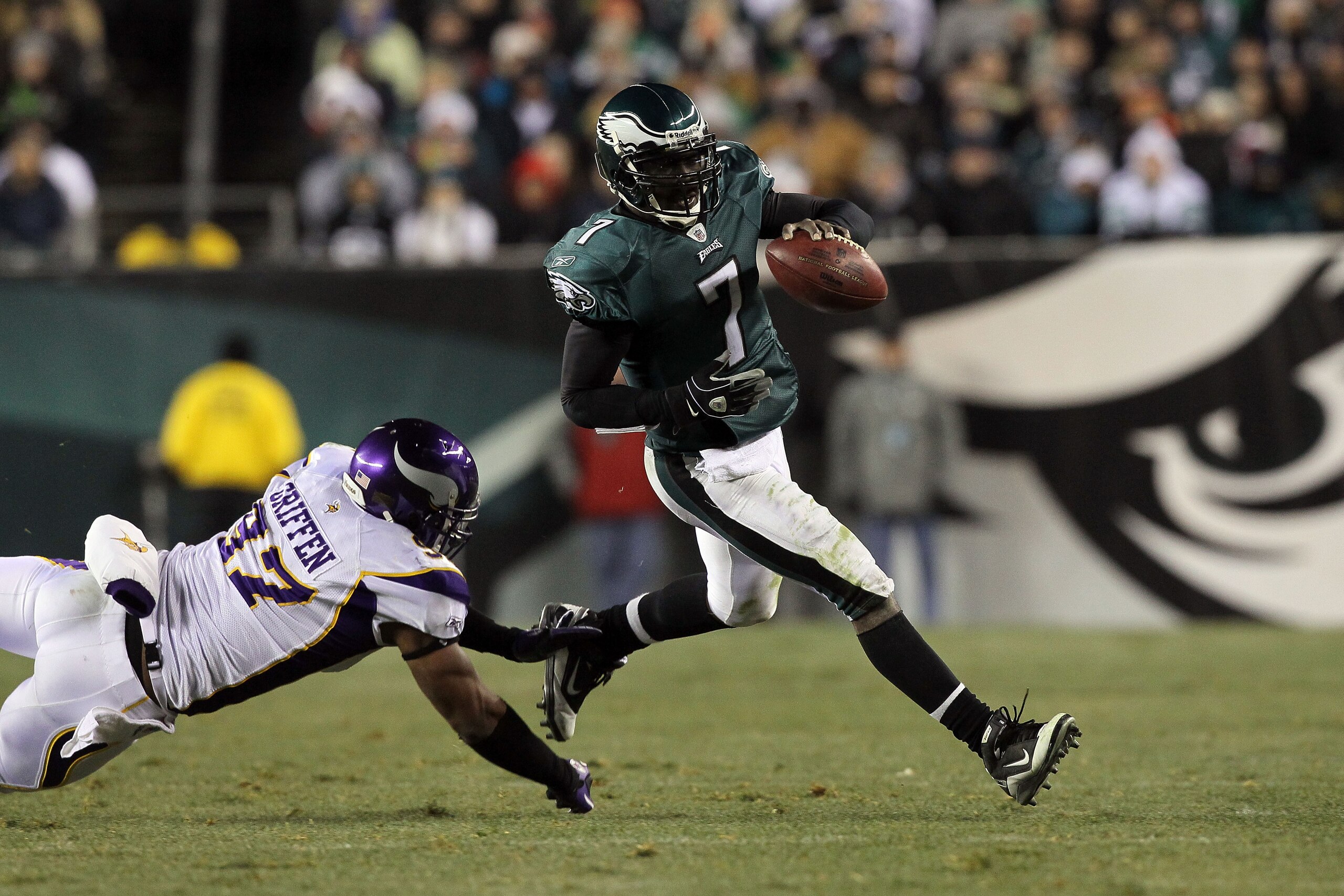 PHILADELPHIA, PA - DECEMBER 28: Michael Vick #7 of the Philadelphia Eagles in action against the Minnesota Vikings at Lincoln Financial Field on December 26, 2010 in Philadelphia, Pennsylvania. (Photo by Jim McIsaac/Getty Images) PHILADELPHIA, PA - DECEMBER 28: Michael Vick #7 of the Philadelphia Eagles in action against the Minnesota Vikings at Lincoln Financial Field on December 26, 2010 in Philadelphia, Pennsylvania. (Photo by Jim McIsaac/Getty Images)