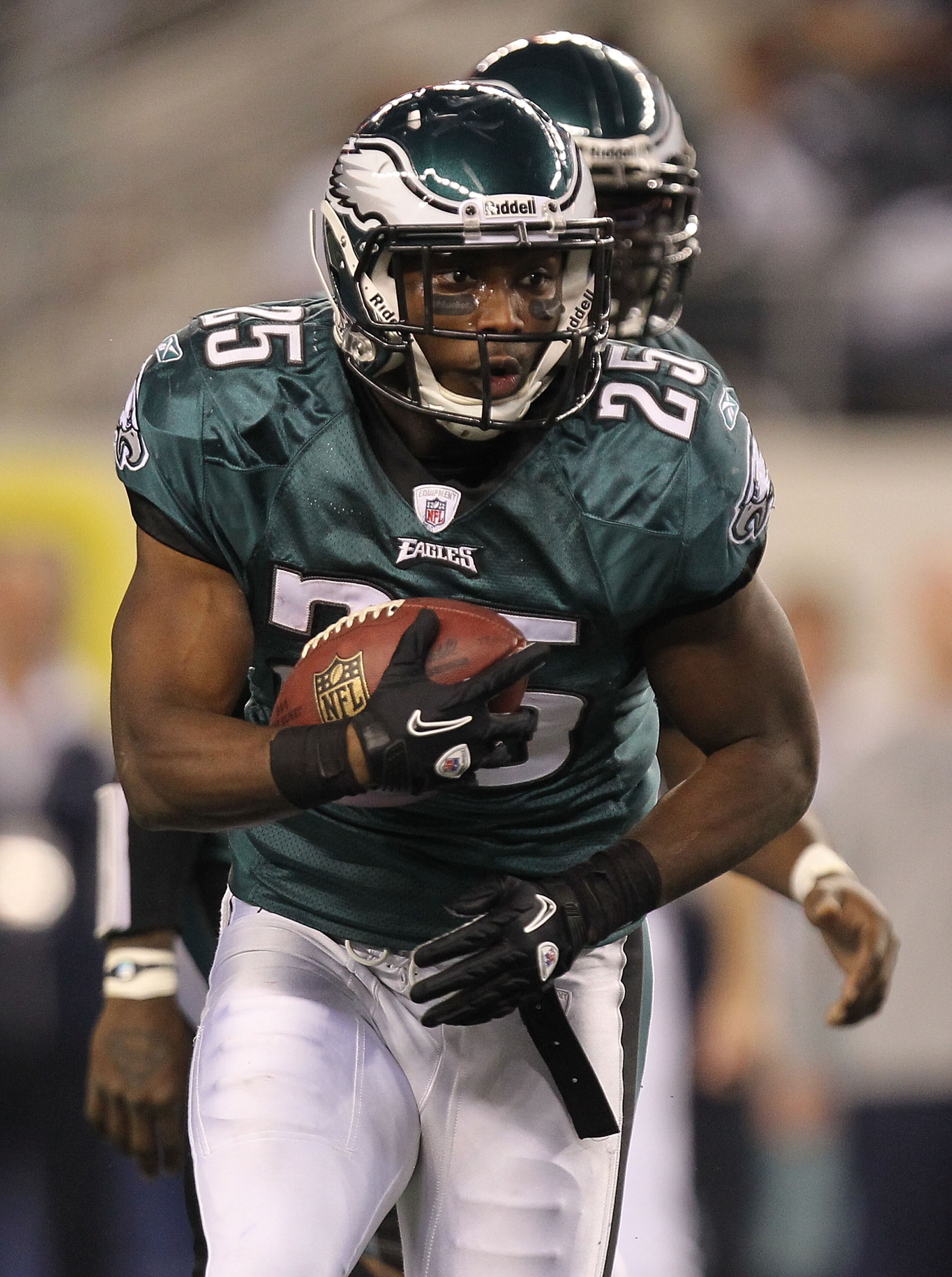 ARLINGTON, TX - DECEMBER 12: LeSean McCoy #25 of the Philadelphia Eagles at Cowboys Stadium on December 12, 2010 in Arlington, Texas. (Photo by Ronald Martinez/Getty Images) ARLINGTON, TX - DECEMBER 12: LeSean McCoy #25 of the Philadelphia Eagles at Cowboys Stadium on December 12, 2010 in Arlington, Texas. (Photo by Ronald Martinez/Getty Images)
