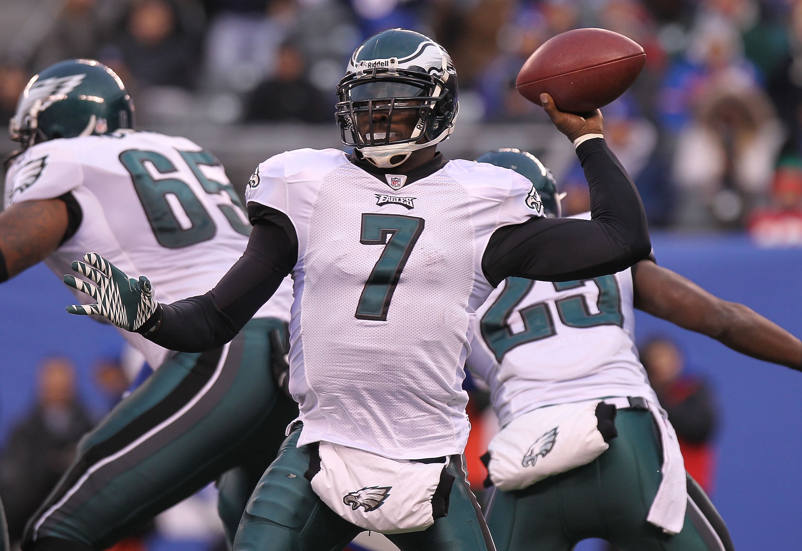EAST RUTHERFORD, NJ - DECEMBER 19: Michael Vick #7 of the Philadelphia Eagles passes against the New York Giants at New Meadowlands Stadium on December 19, 2010 in East Rutherford, New Jersey. (Photo by Nick Laham/Getty Images) EAST RUTHERFORD, NJ - DECEMBER 19: Michael Vick #7 of the Philadelphia Eagles passes against the New York Giants at New Meadowlands Stadium on December 19, 2010 in East Rutherford, New Jersey. (Photo by Nick Laham/Getty Images)