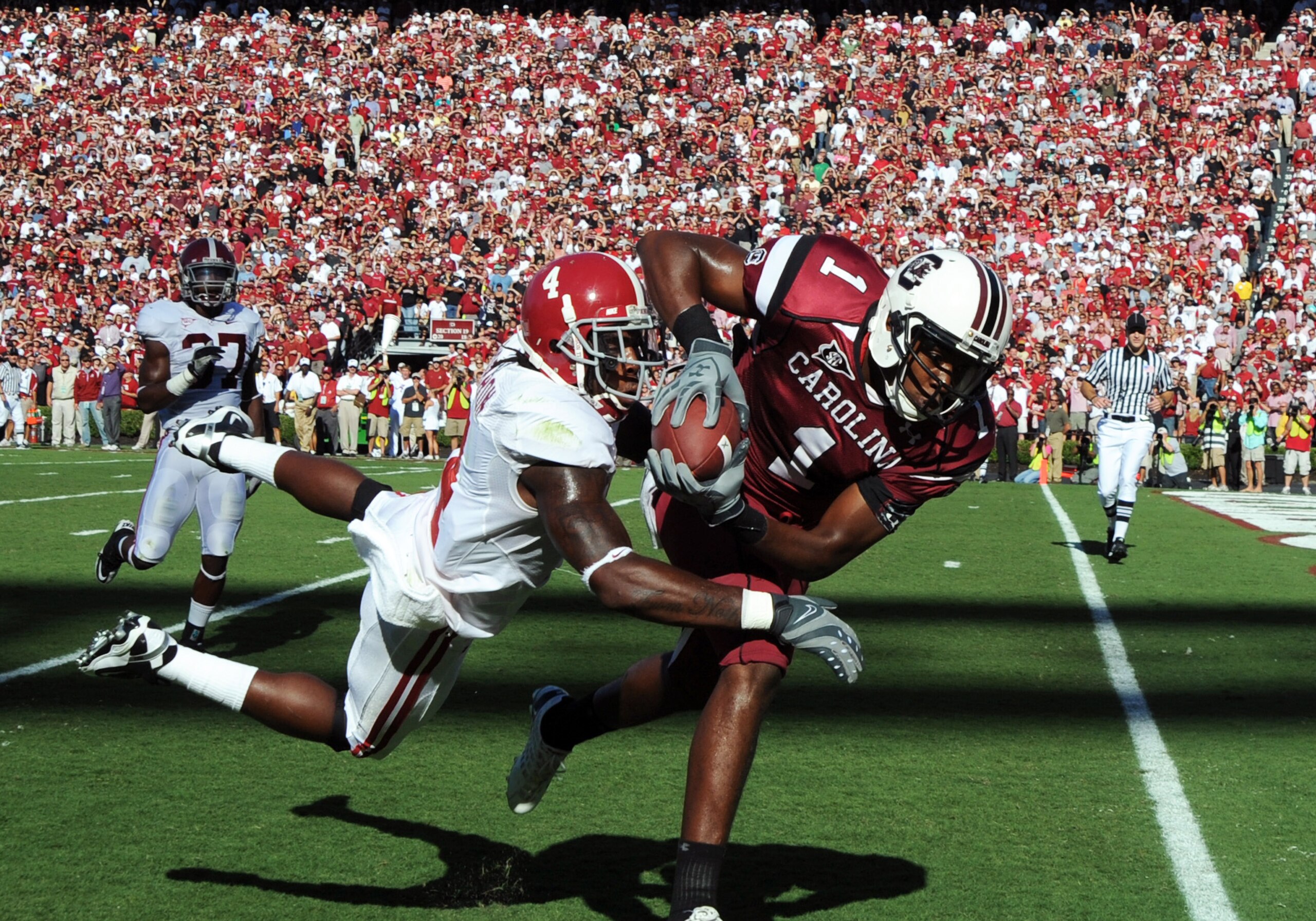 COLUMBIA, SC - OCTOBER 9: Wide receiver Alshon Jefrey #1 of the South Carolina Gamecocks grabs a touchdown pass against the Alabama Crimson Tide October 9, 2010 at Williams-Brice Stadium in Columbia, South Carolina.  (Photo by Al Messerschmidt/Getty Image