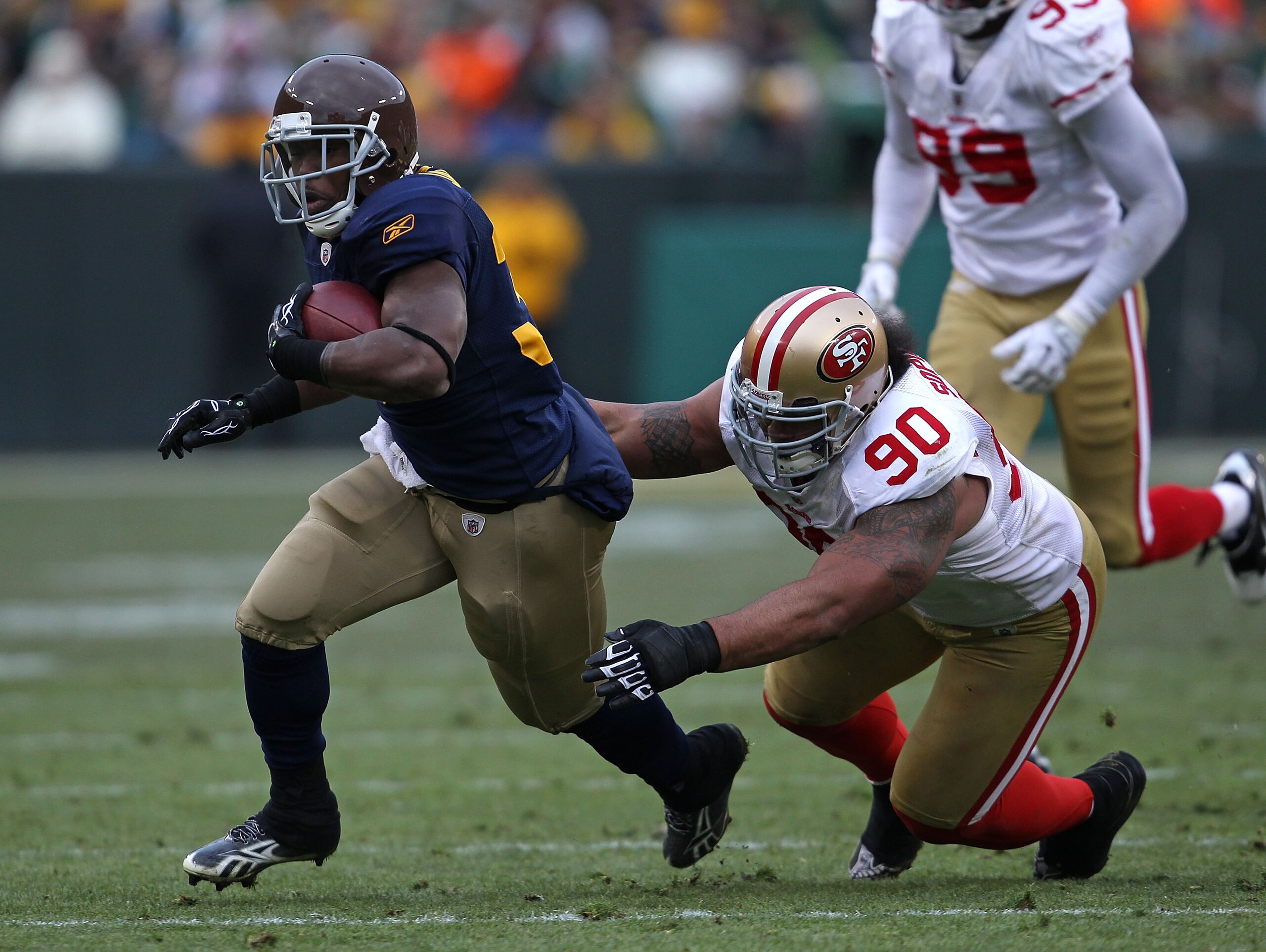 GREEN BAY, WI - DECEMBER 05: Brandon Jackson #32 of the Green Bay Packers breaks away from Isaac Sopoaga #90 of the San Francisco 49ers at Lambeau Field on December 5, 2010 in Green Bay, Wisconsin. The Packers defeated the 49ers 34-16. (Photo by Jonathan GREEN BAY, WI - DECEMBER 05: Brandon Jackson #32 of the Green Bay Packers breaks away from Isaac Sopoaga #90 of the San Francisco 49ers at Lambeau Field on December 5, 2010 in Green Bay, Wisconsin. The Packers defeated the 49ers 34-16. (Photo by Jonathan