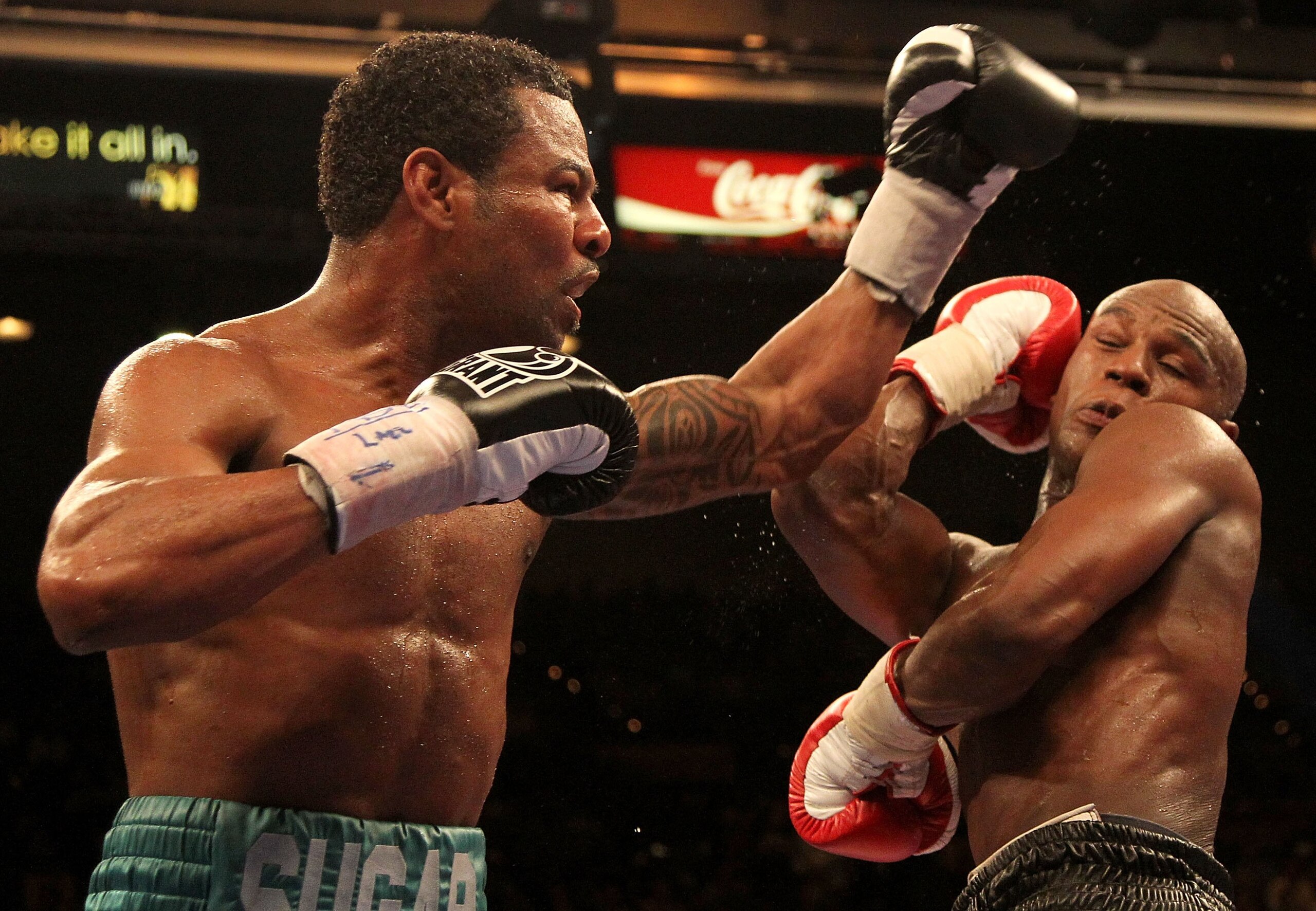 LAS VEGAS - MAY 01:  (R-L) Floyd Mayweather Jr. in action against Shane Mosley during their welterweight fight at the MGM Grand Garden Arena on May 1, 2010 in Las Vegas, Nevada. Mayweather Jr. defeated Mosley by unanimous decison.  (Photo by Jed Jacobsohn