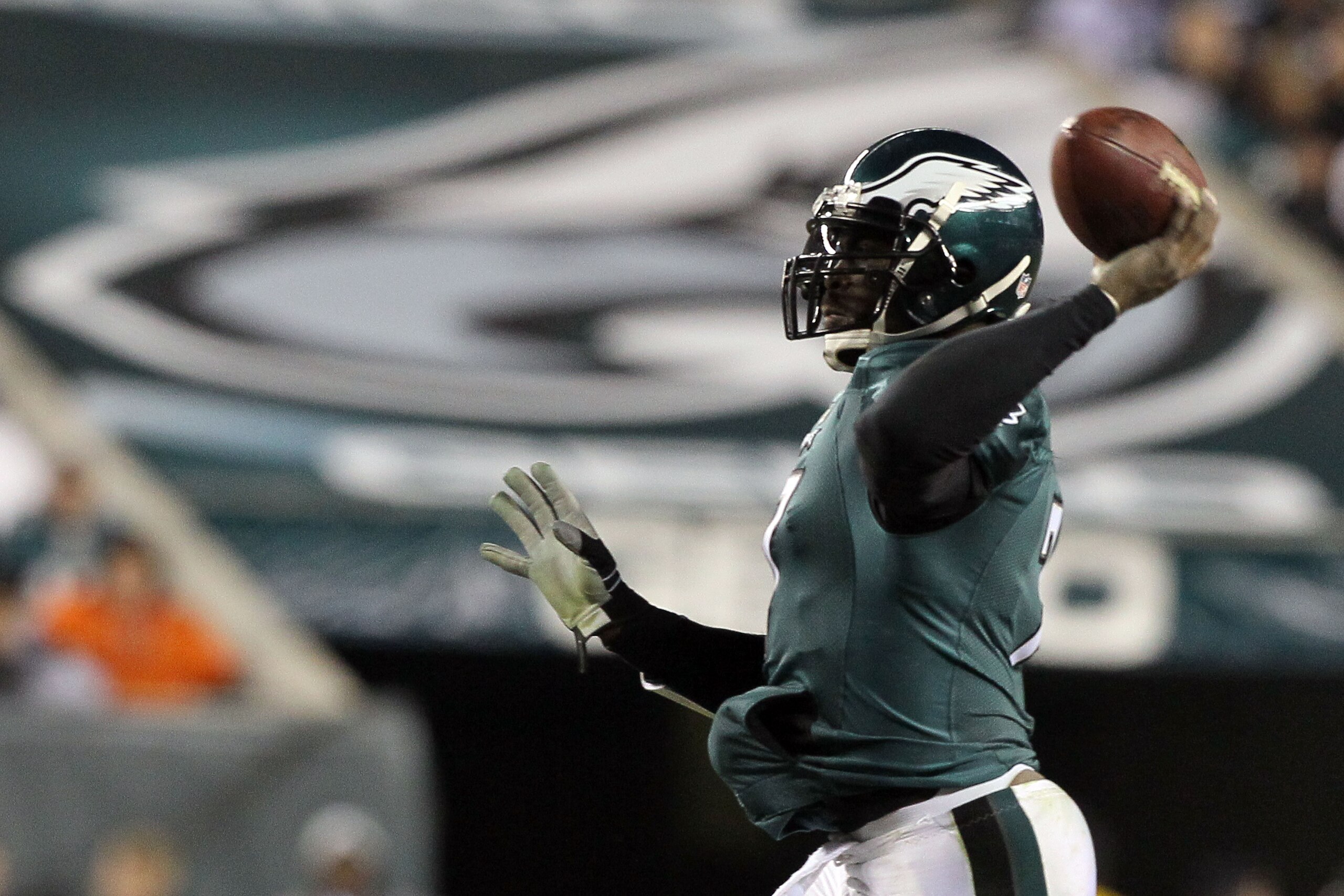 PHILADELPHIA, PA - DECEMBER 28:  Michael Vick #7 of the Philadelphia Eagles in action against the Minnesota Vikings at Lincoln Financial Field on December 26, 2010 in Philadelphia, Pennsylvania.  (Photo by Jim McIsaac/Getty Images)