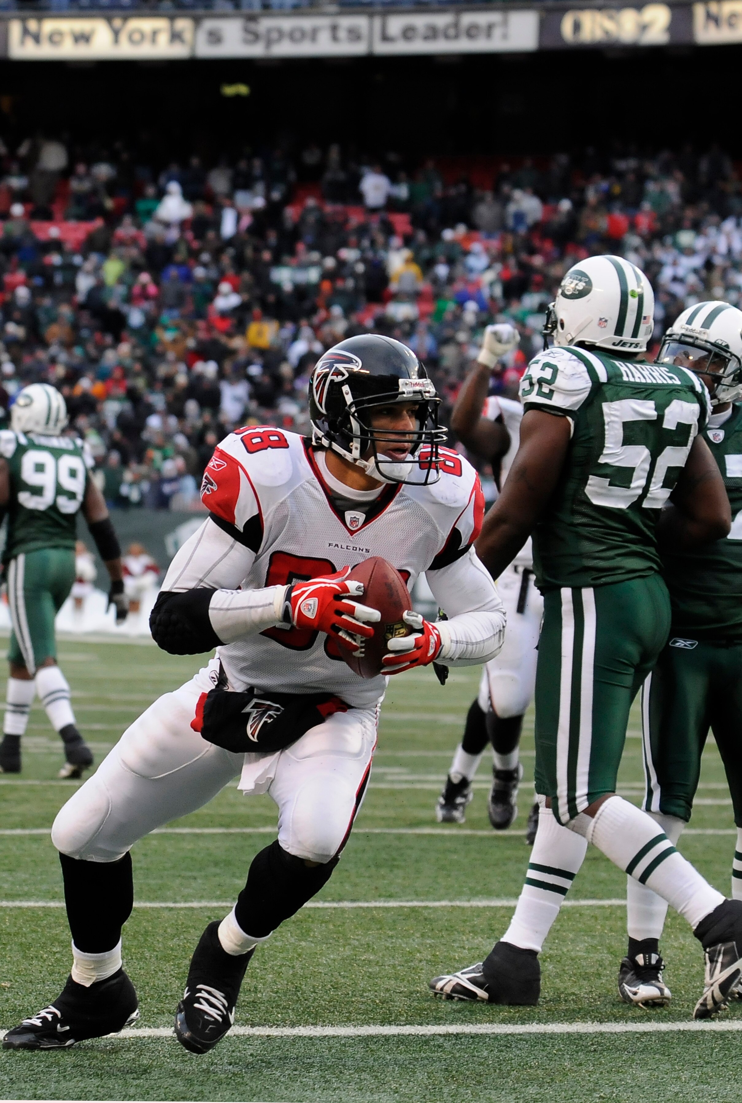 EAST RUTHERFORD, NJ - DECEMBER 20: Tony Gonzalez #88 of the Atlanta Falcons scores a touchdown during an NFL game against the New York Jets at Giants Stadium on December 20, 2009 in East Rutherford, New Jersey. (Photo by Jim Luzzi/Getty Images)