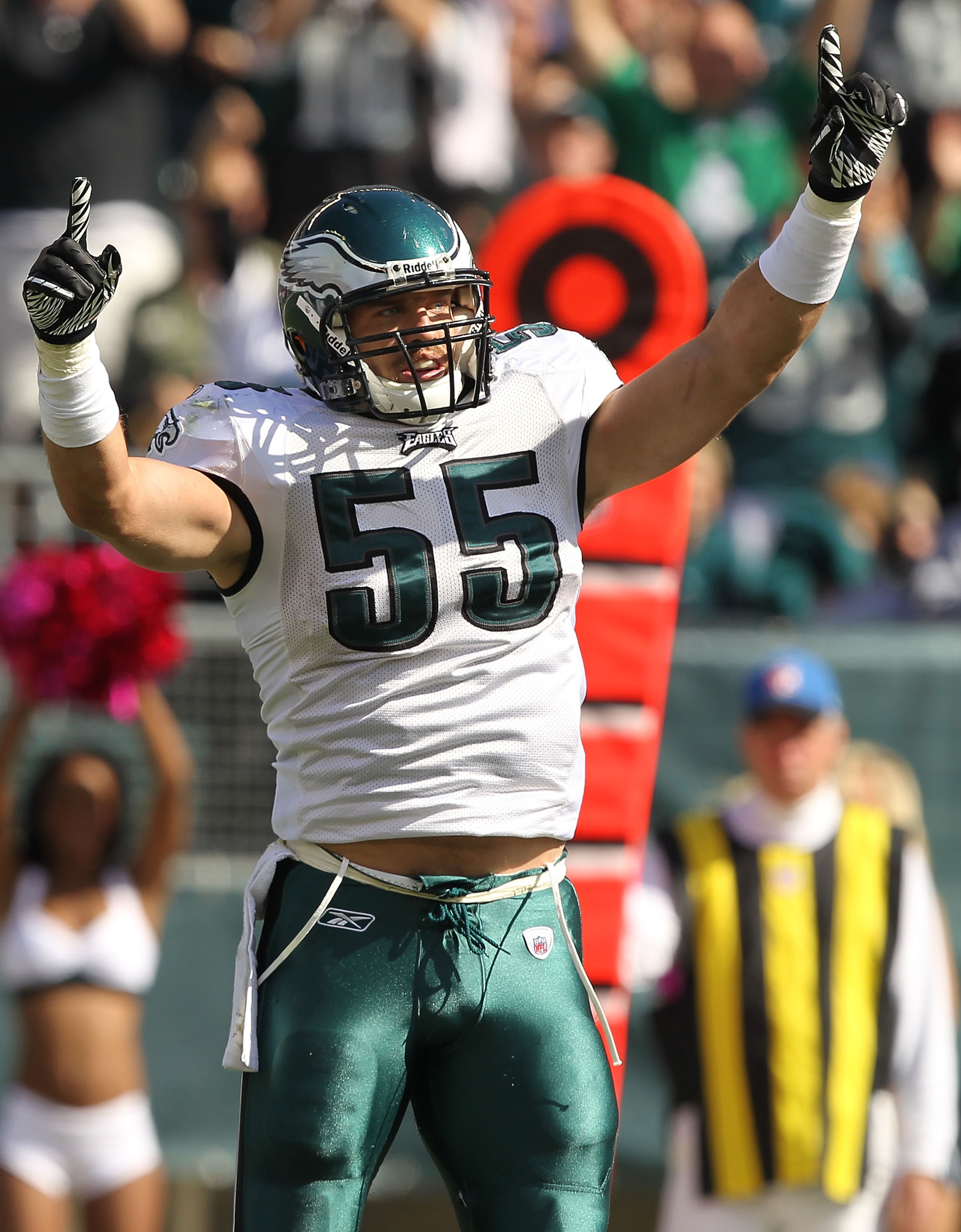 PHILADELPHIA - OCTOBER 17:  Stewart Bradley #55 of the Philadelphia Eaglesin action against the Atlanta Falcons during their game at Lincoln Financial Field on October 17, 2010 in Philadelphia, Pennsylvania.  (Photo by Al Bello/Getty Images)